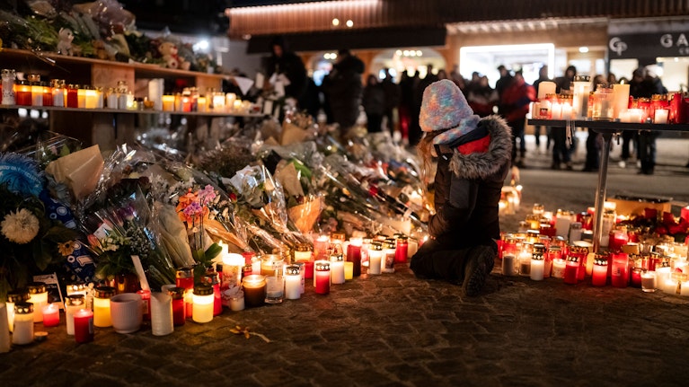 Vier Tage nach dem Katastrophen-Feuer in einer Bar in Crans-Montana sind die Namen aller 40 Toten bekannt. 20 waren noch keine 18 Jahre alt, zwei Opfer erst 14. Einige Kinder stammen aus vermögenden Familien. Auf den Schweizer Schiort kommen Millionenklagen zu.