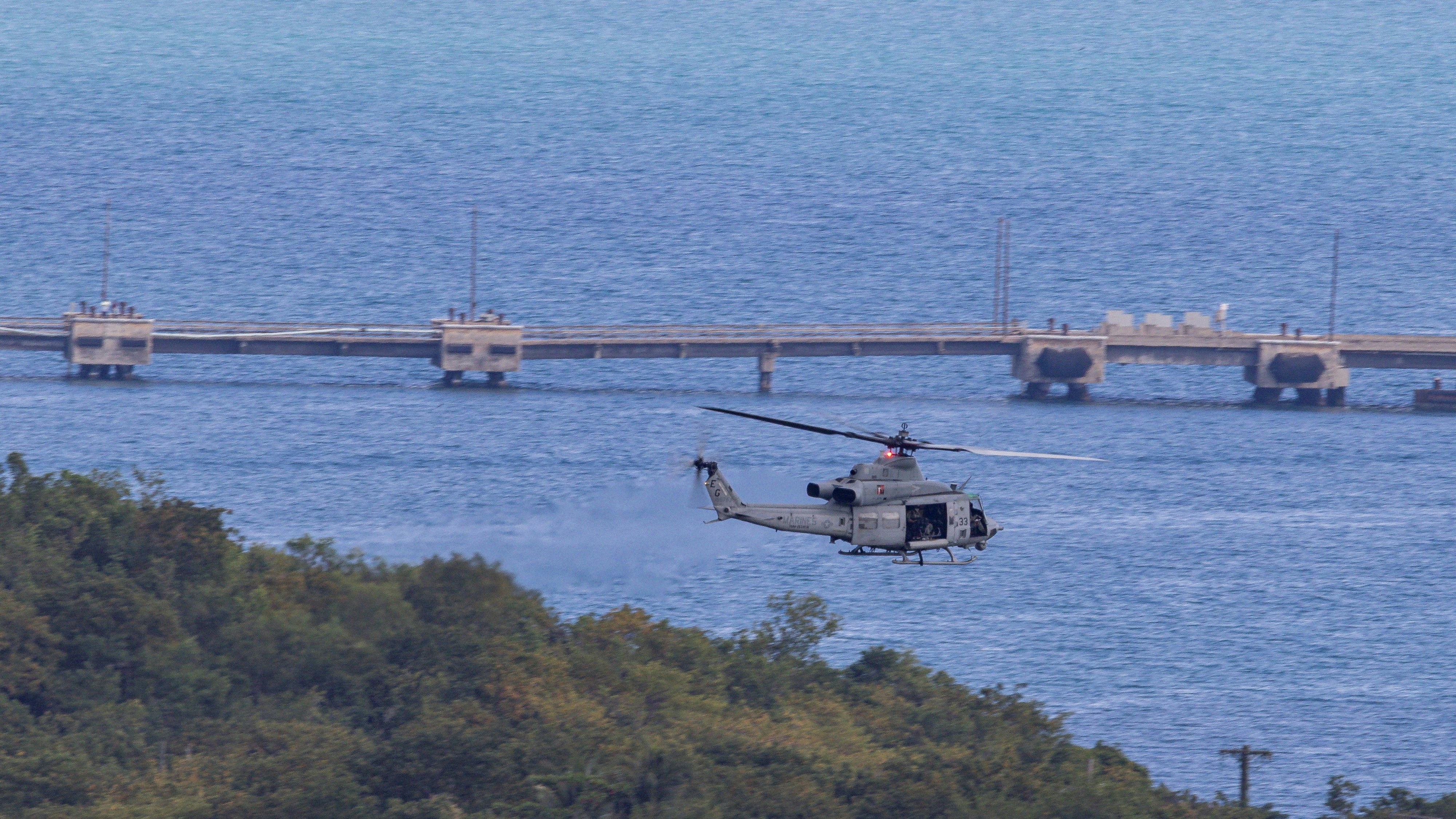 30 Meter über Wasser: Ein Hubschrauber vom Typ UH-1Y Venom des US Marine Corps startet vom Rollfeld der ehemaligen Marinebasis Roosevelt Roads