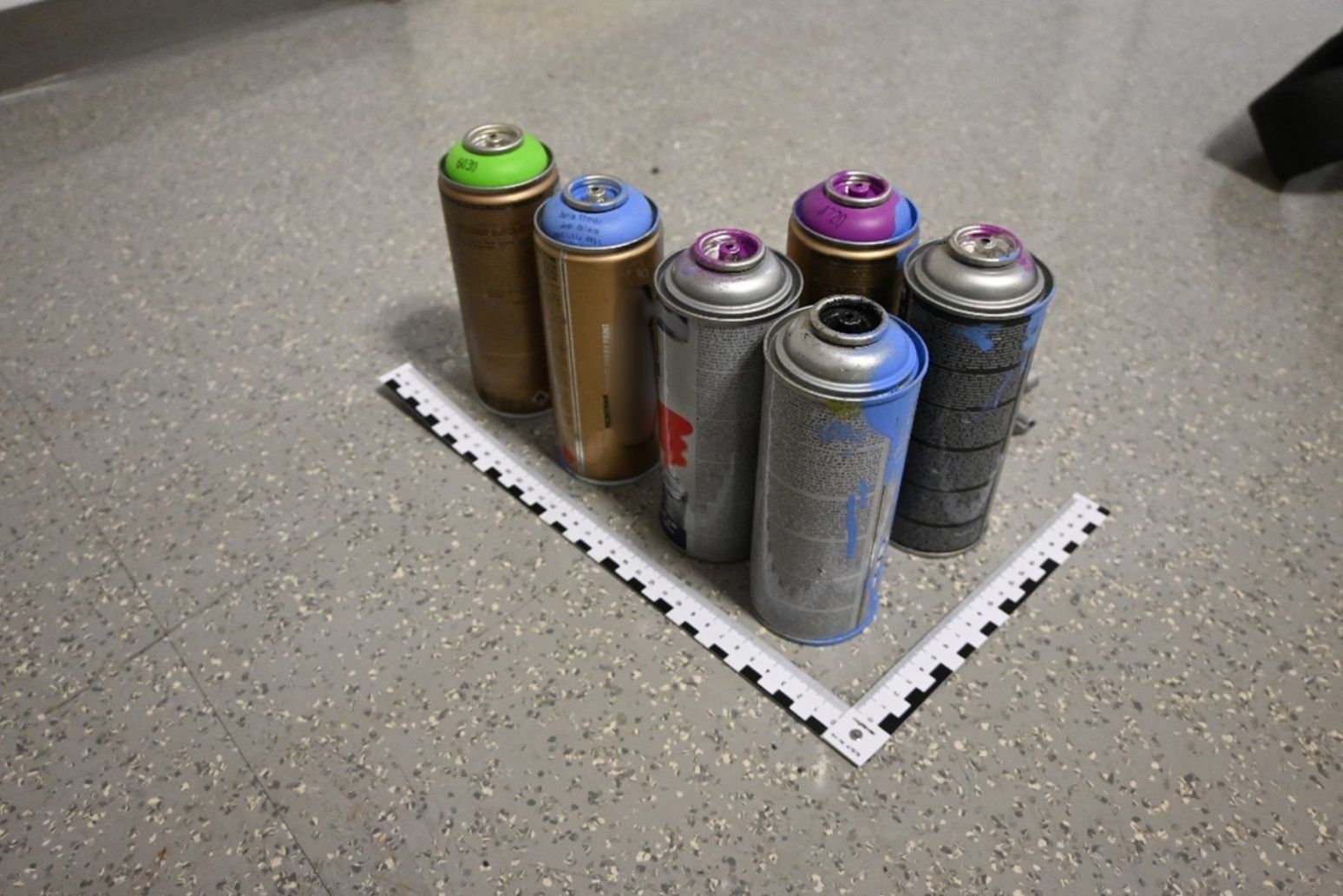 Heute.at - Fahrgäste sehen Graffiti-Sprayer und greifen sofort ein