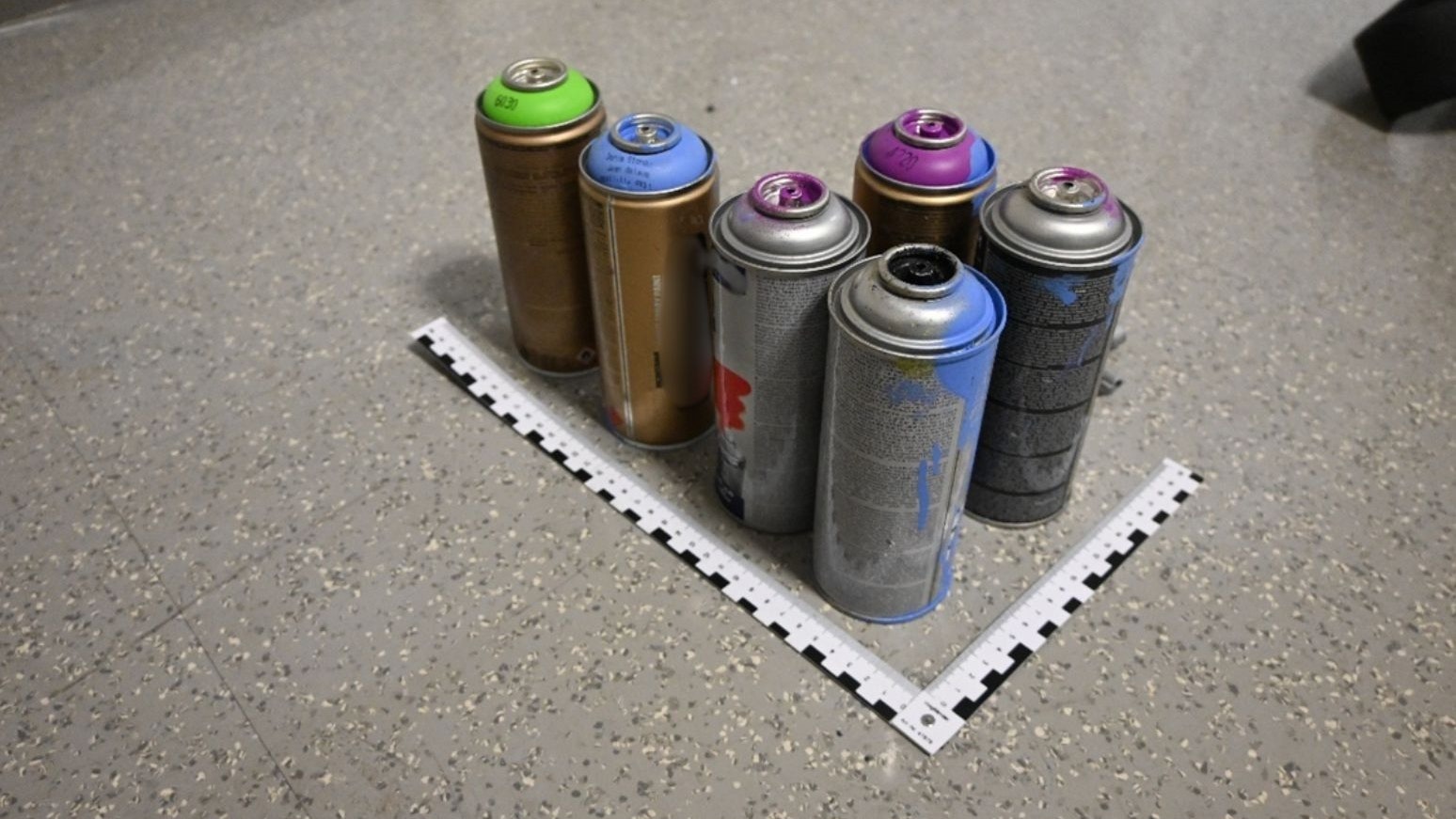 Heute.at - Fahrgäste sehen Graffiti-Sprayer und greifen sofort ein