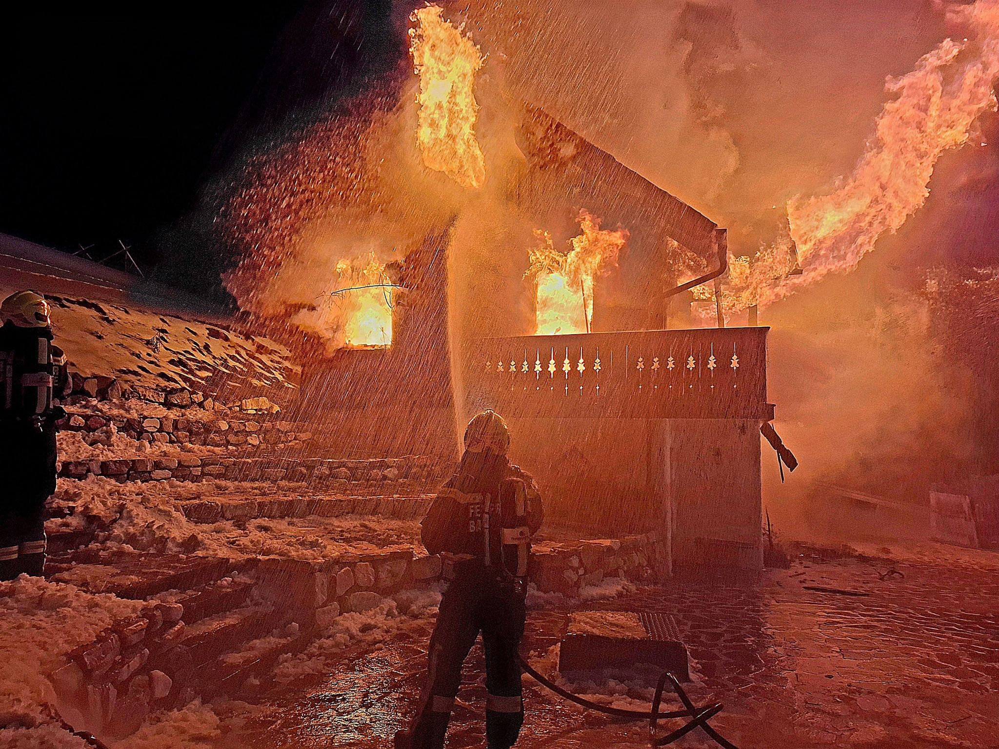 Heute.at - Feuer und Eis: Löschleitungen froren bei Großbrand ein