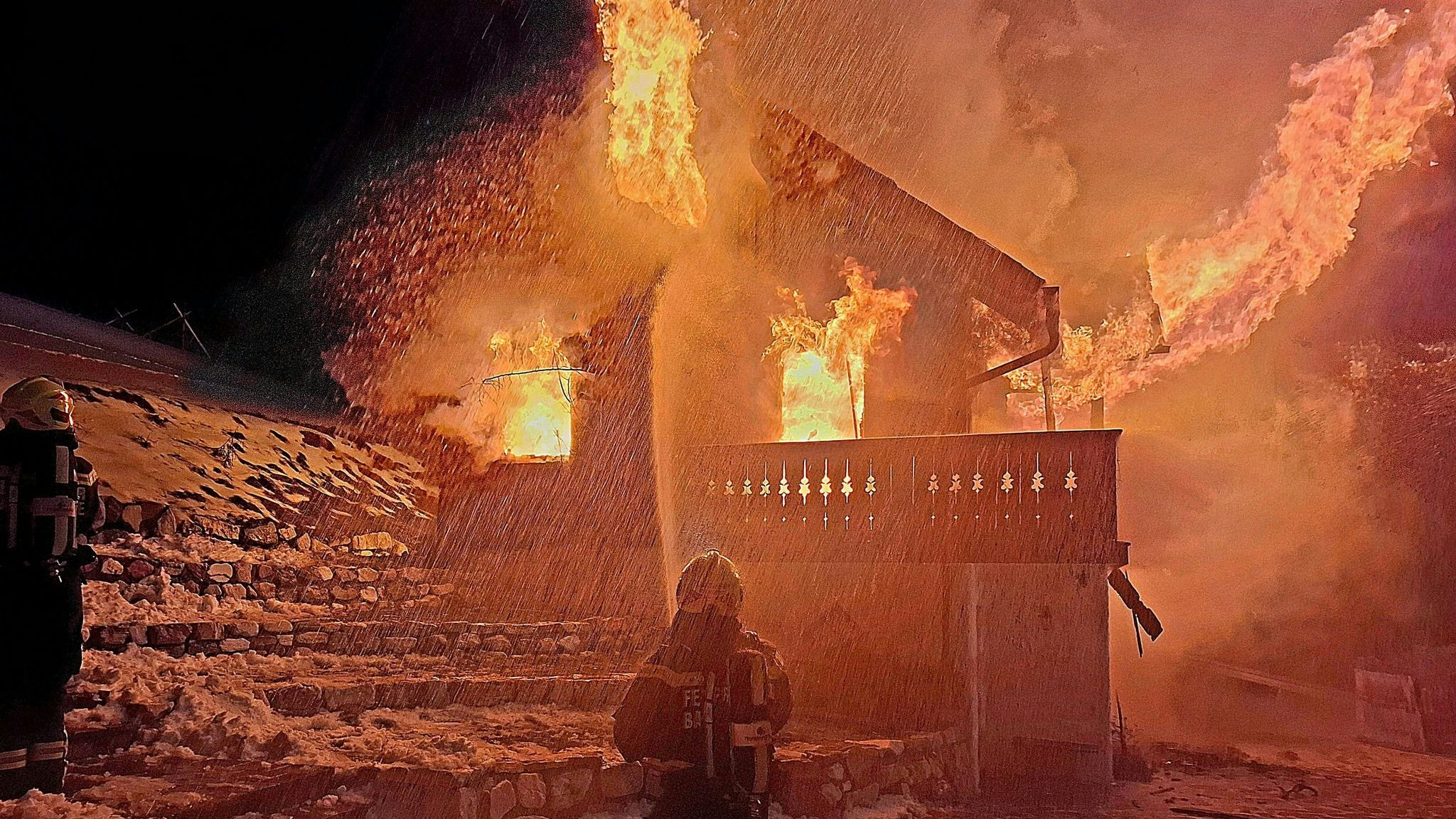 Heute.at - Feuer und Eis: Löschleitungen froren bei Großbrand ein