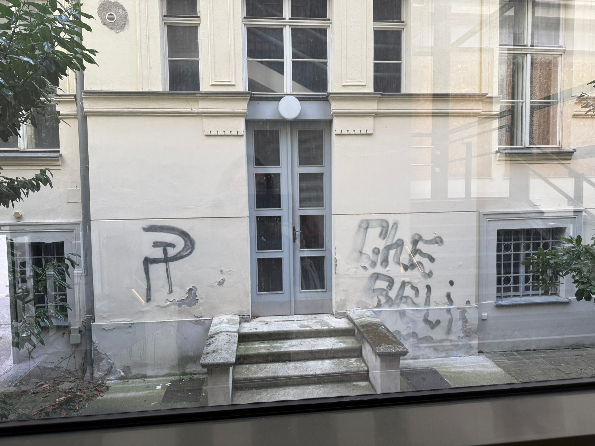 Beschmierte Fassade und beschädigter Eingangsbereich: Auch außen sind die Spuren des Einbruchs und der illegalen Party im Palais Festetics deutlich sichtbar.