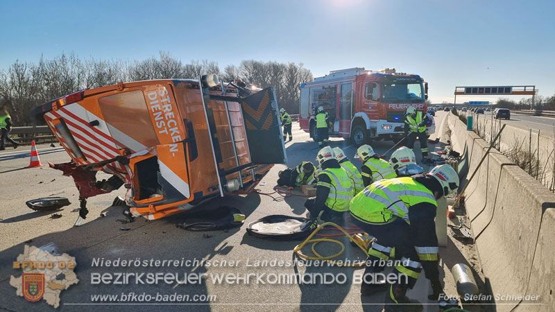 Heute.at - Pkw kracht in Asfinag-Auto: Kopfsprung über Betonwand