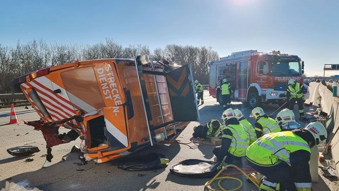 Heute.at - Pkw kracht in Asfinag-Auto: Kopfsprung über Betonwand