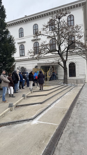 Gold kaufen: In Wien sorgen hohe Goldpreise und Krisen für Ansturm auf Edelmetalle. Lange Schlangen und starke Nachfrage auch 2026 erwartet.