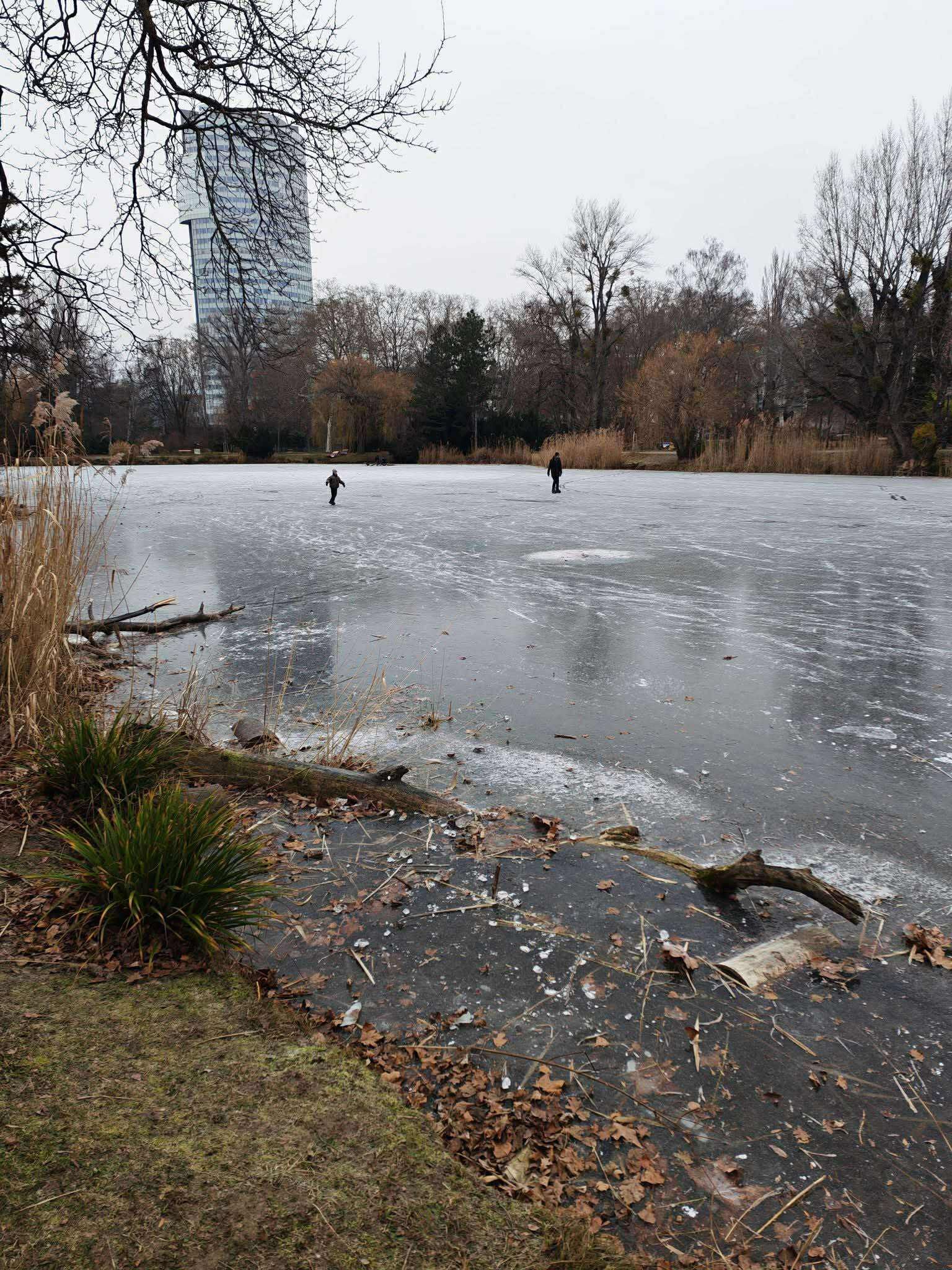Nicht nachmachen: Eislaufen auf Natur-Eisflächen