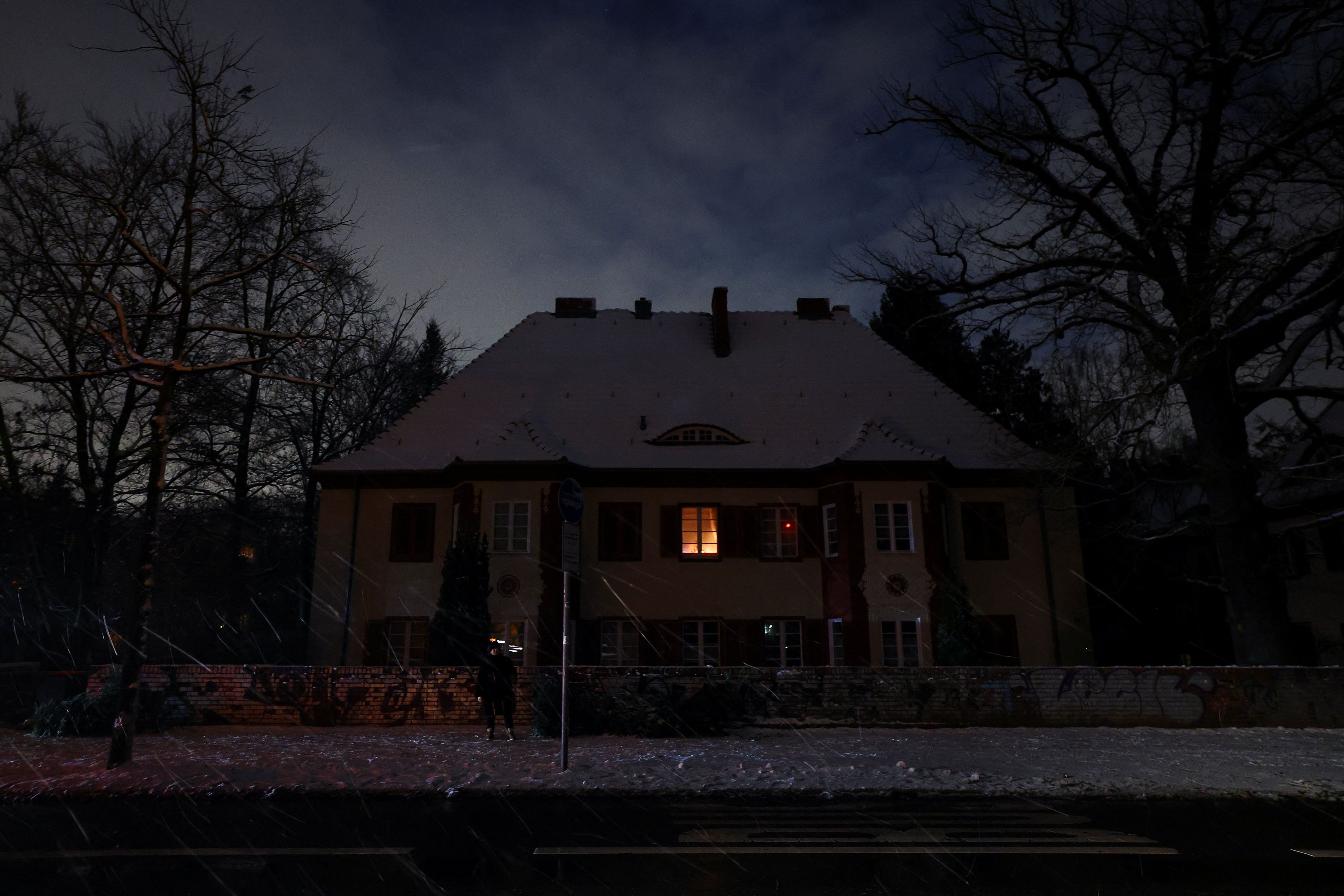 Teile Berlins erwachen auch am Montag in Dunkelheit.