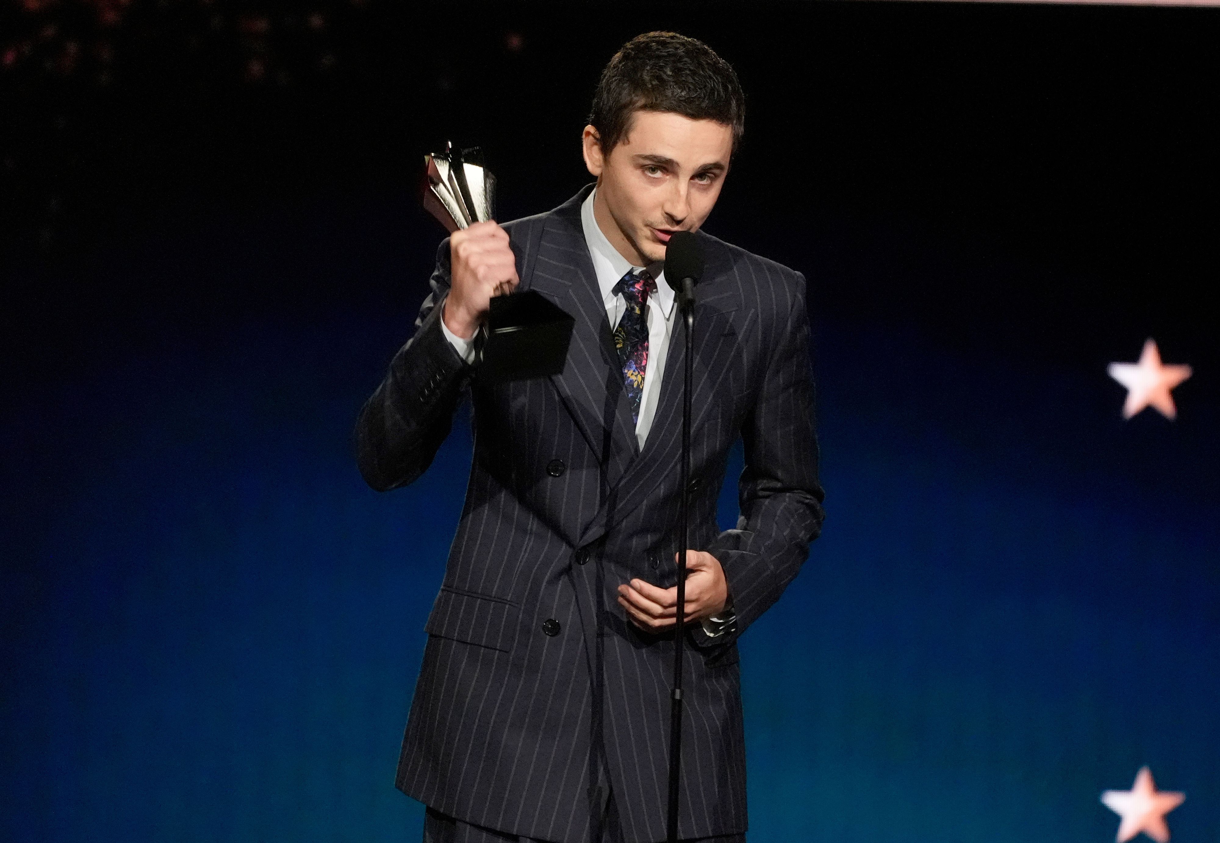 Timothée Chalamet holt sich seinen Award ab.