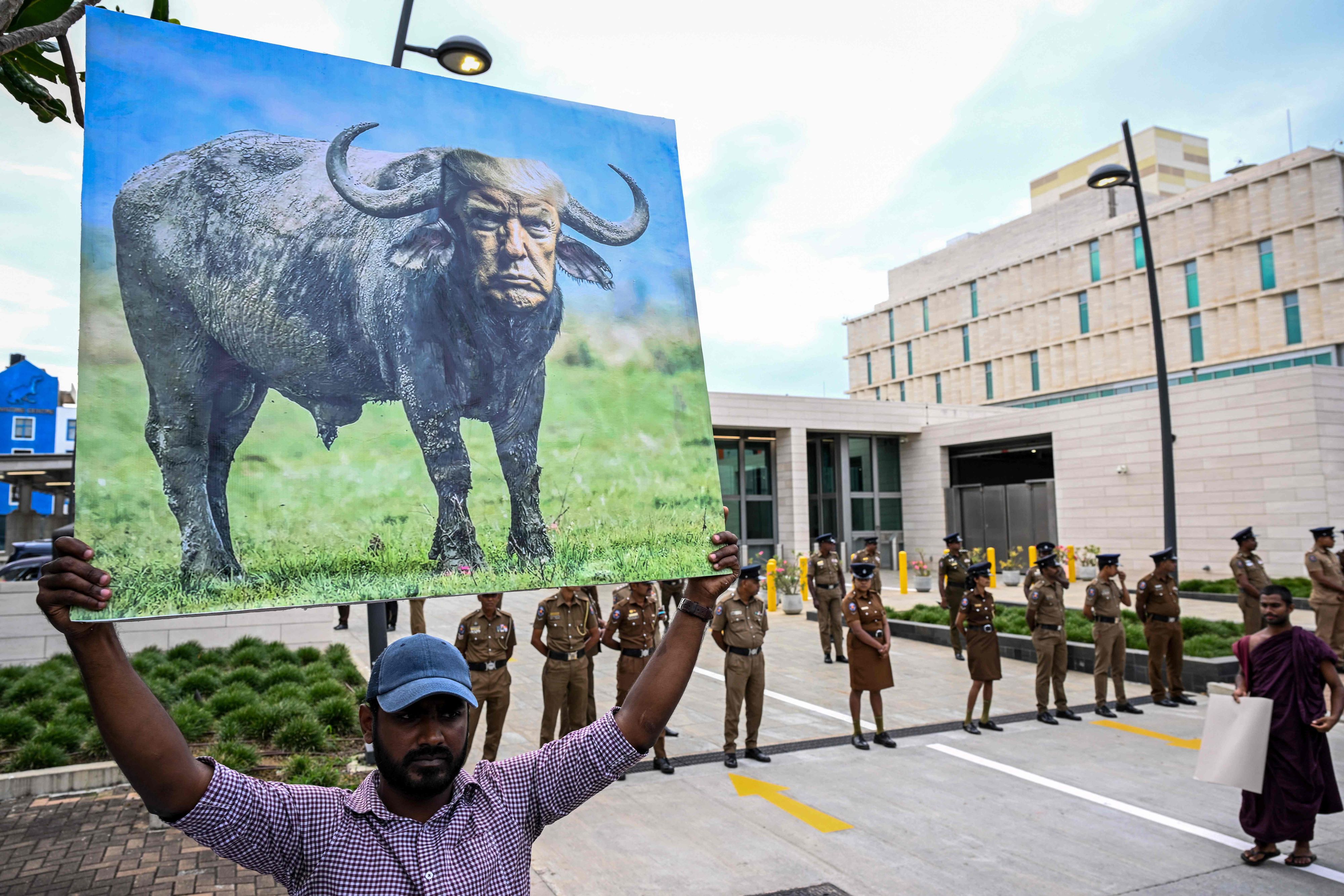 Ein Aktivist hält vor der US-Botschaft in Colombo ein Plakat hoch
