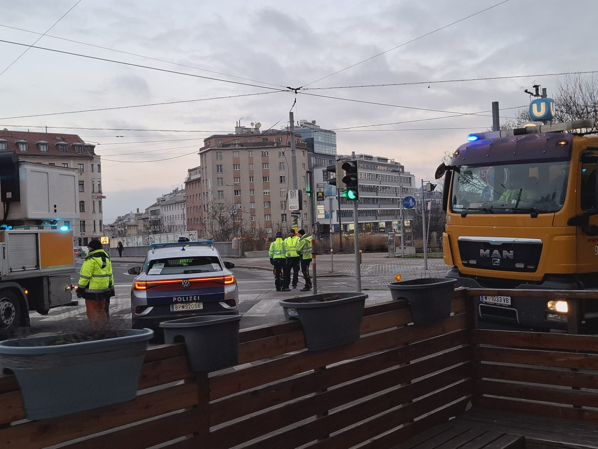 Heute.at - Oberleitung beschädigt! Badner Bahn und Bim betroffen