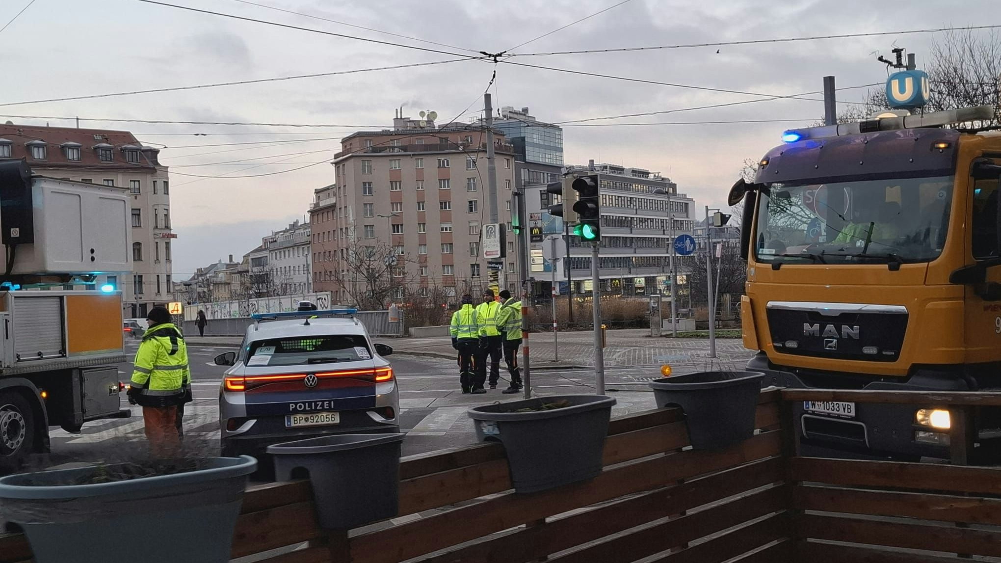 Heute.at - Oberleitung beschädigt! Badner Bahn und Bim betroffen