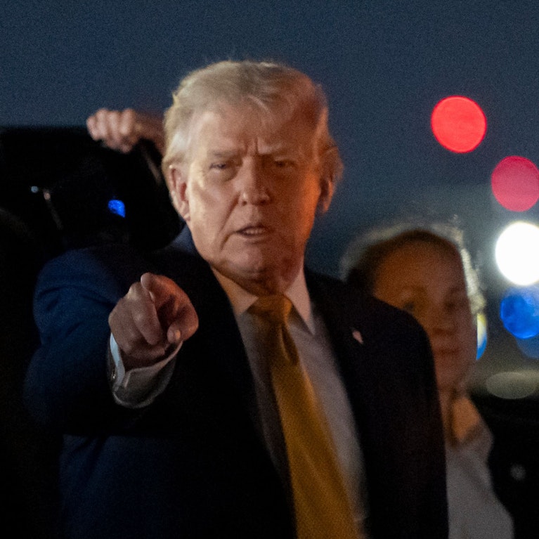 Bettelarm, am Rockzipfel von Russland, auf Öl aus Venezuela angewiesen: Nun steht Kuba vor dem Fall und die USA zündeln. Die neue Krise und wieso kubanische Exilanten die Festnahme von Nicolás Maduro mit dem Fall der Berliner Mauer vergleichen.