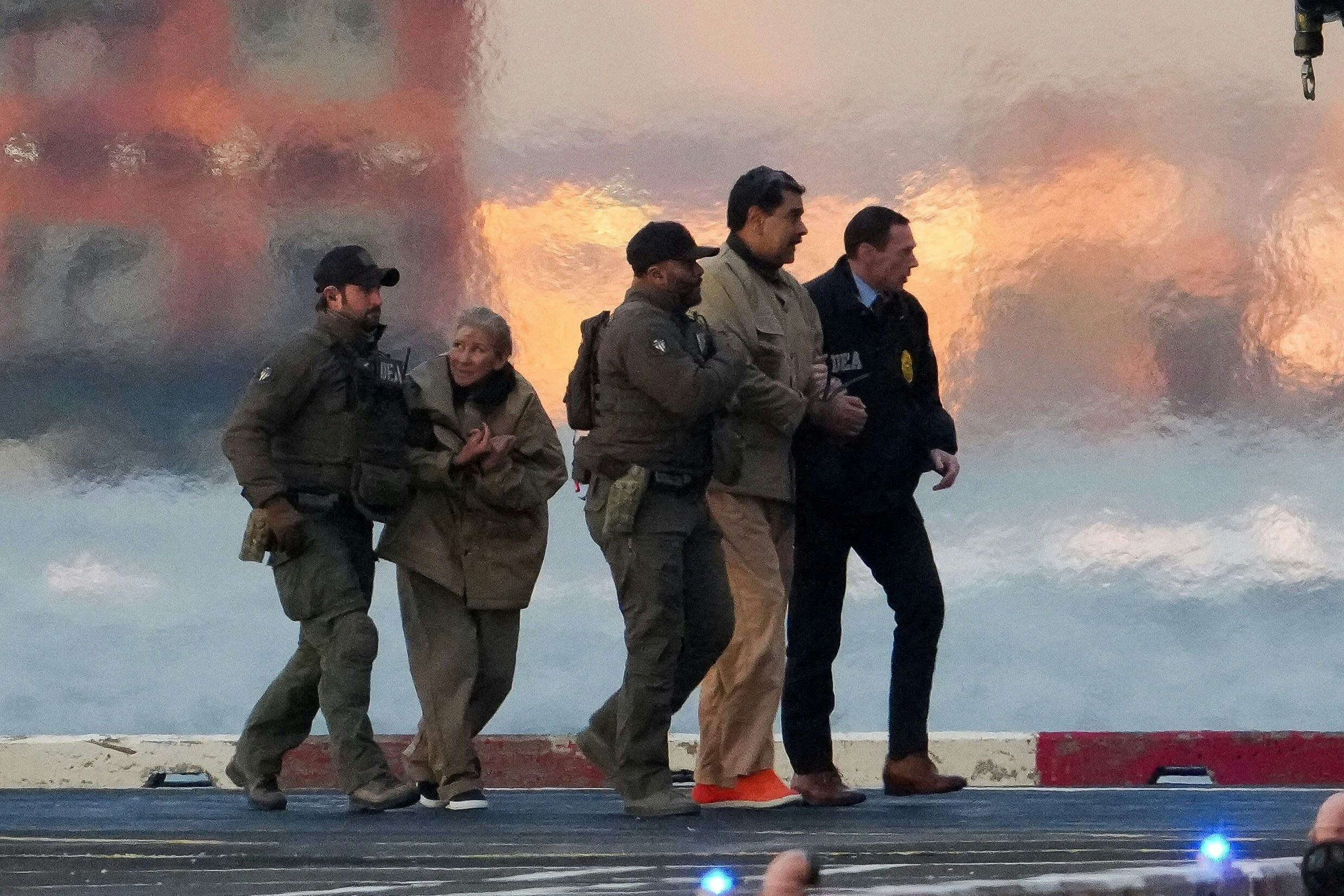 Venzuelas Präsident Nicolás Maduro und seine Frau Cilia Flores nach ihrer Entführung in die USA