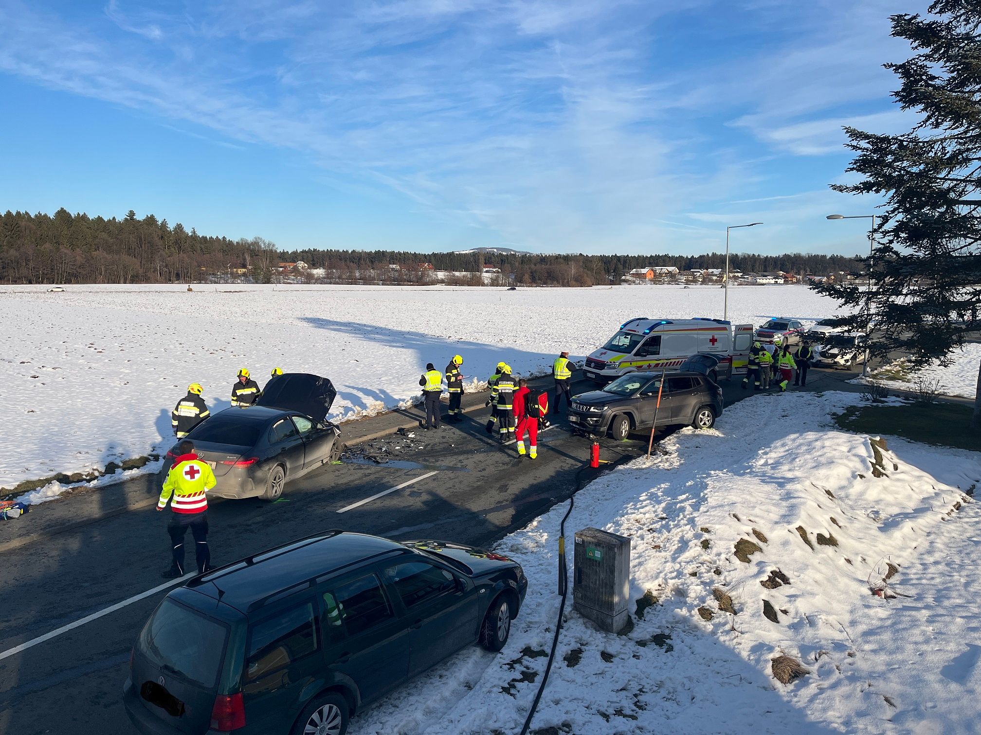 Heute.at - Rettungswagen kracht in Pkw – Feuerwehrleute saßen drin