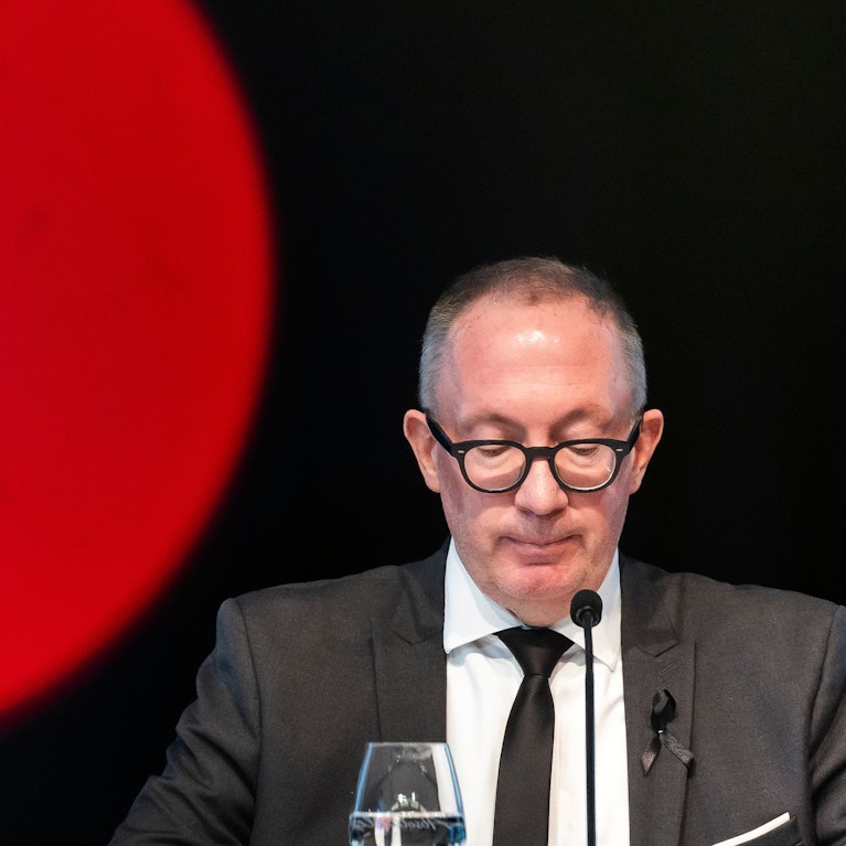 In einer Pressekonferenz gestand der Bürgermeister von Crans-Montana schwere Fehler ein. Die Katastrophen-Bar sei seit sechs Jahren nicht mehr kontrolliert worden, warum, wisse er nicht. Dann sorgt er mit einer Antwort für Empörung bei den Angehörigen der Toten.