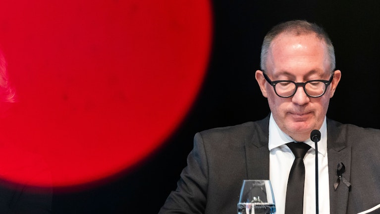 In einer Pressekonferenz gestand der Bürgermeister von Crans-Montana schwere Fehler ein. Die Katastrophen-Bar sei seit sechs Jahren nicht mehr kontrolliert worden, warum, wisse er nicht. Dann sorgt er mit einer Antwort für Empörung bei den Angehörigen der Toten.