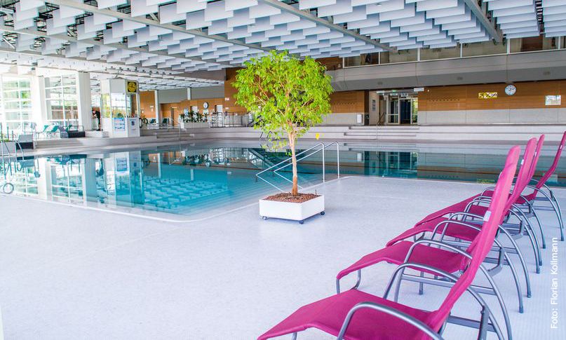 Heute.at - Energiekrise vorbei? Hallenbad heizt Wasser auf 30 Grad