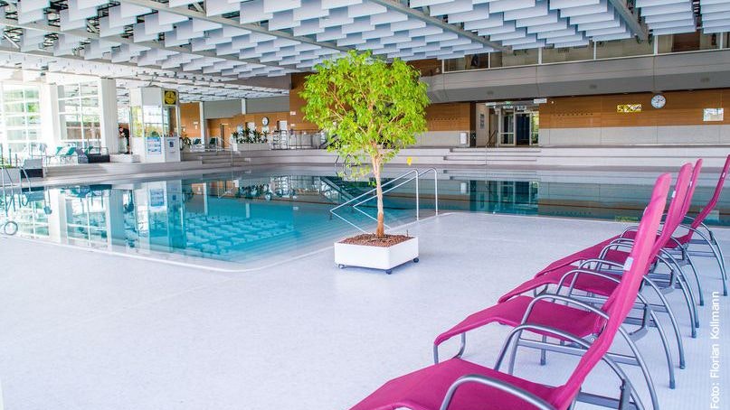 Heute.at - Energiekrise vorbei? Hallenbad heizt Wasser auf 30 Grad