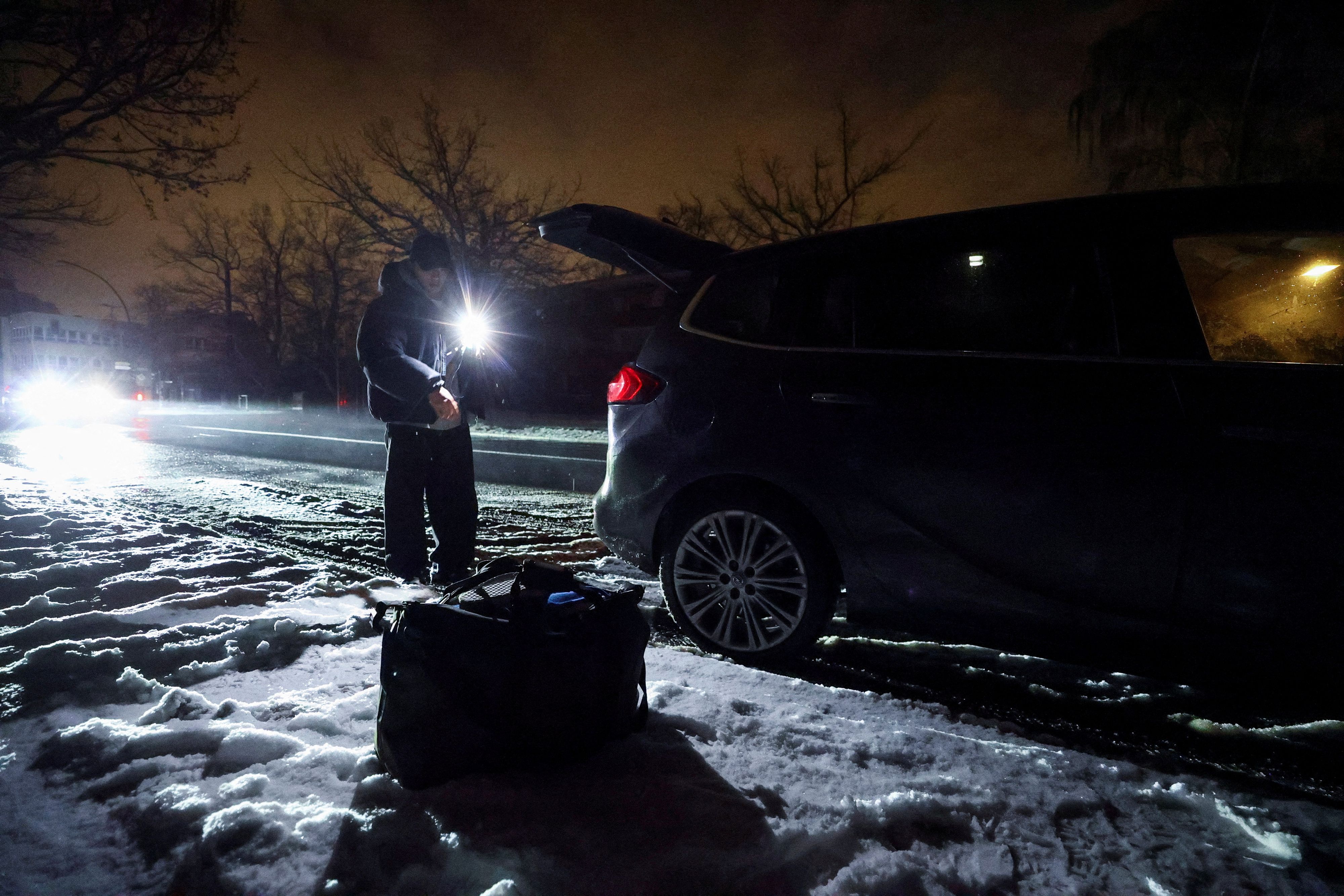 Noch immer sind laut offiziellen Angaben rund 27.000 Menschen in Berlin ohne Strom.