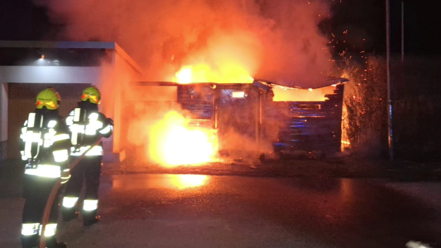 Heute.at - Gartenhütte geht in der Nacht plötzlich in Flammen auf