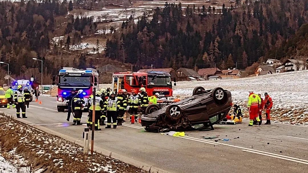Heute.at - Auffahrunfall nach Panne – Auto lag nach Crash auf Dach