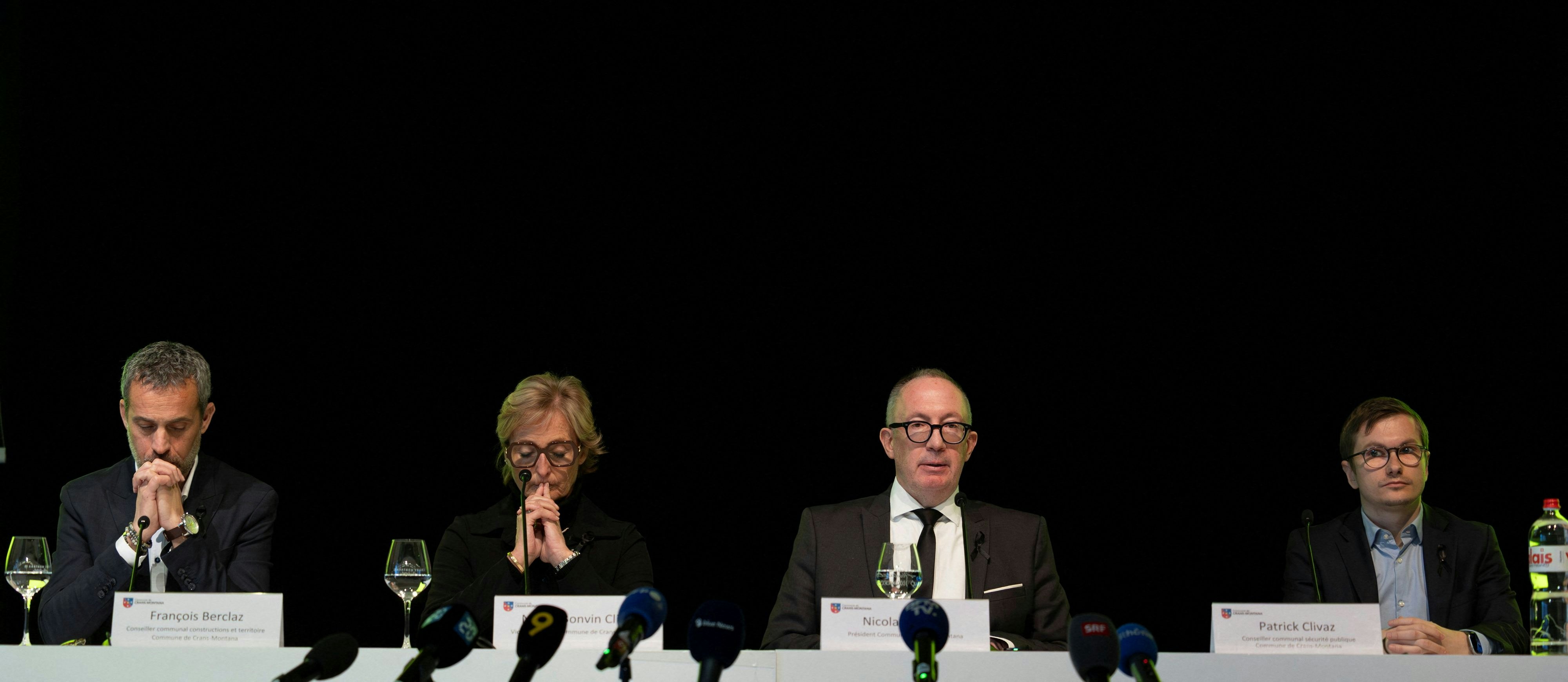 Bürgermeister Nicolas Feraud und weitere Gemeinde-Vertreter von Crans-Montana auf der Pressekonferenz