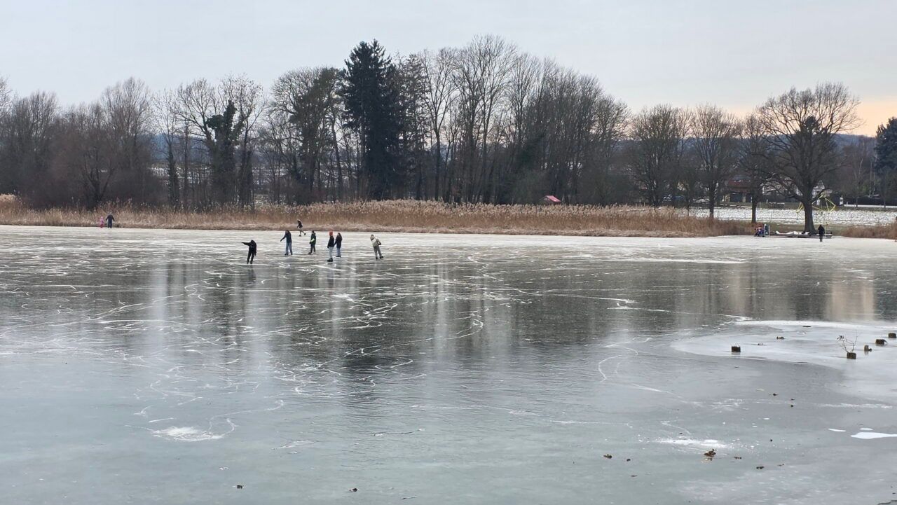 Heute.at - Eislauf-Fans wagen sich auf zugefrorene Seen
