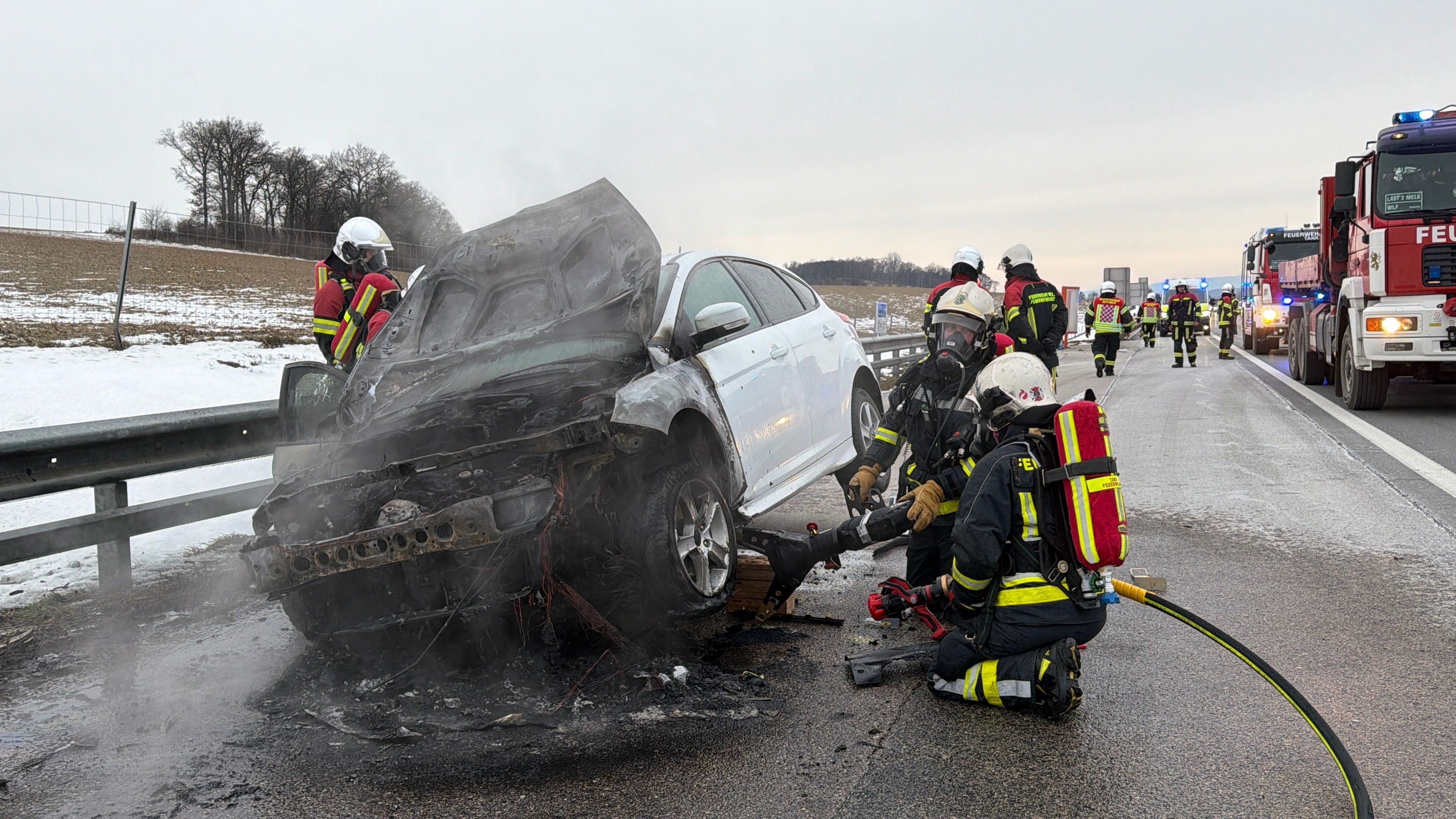 Heute.at - Auto brennt auf A1 – zwei Insassen können sich retten