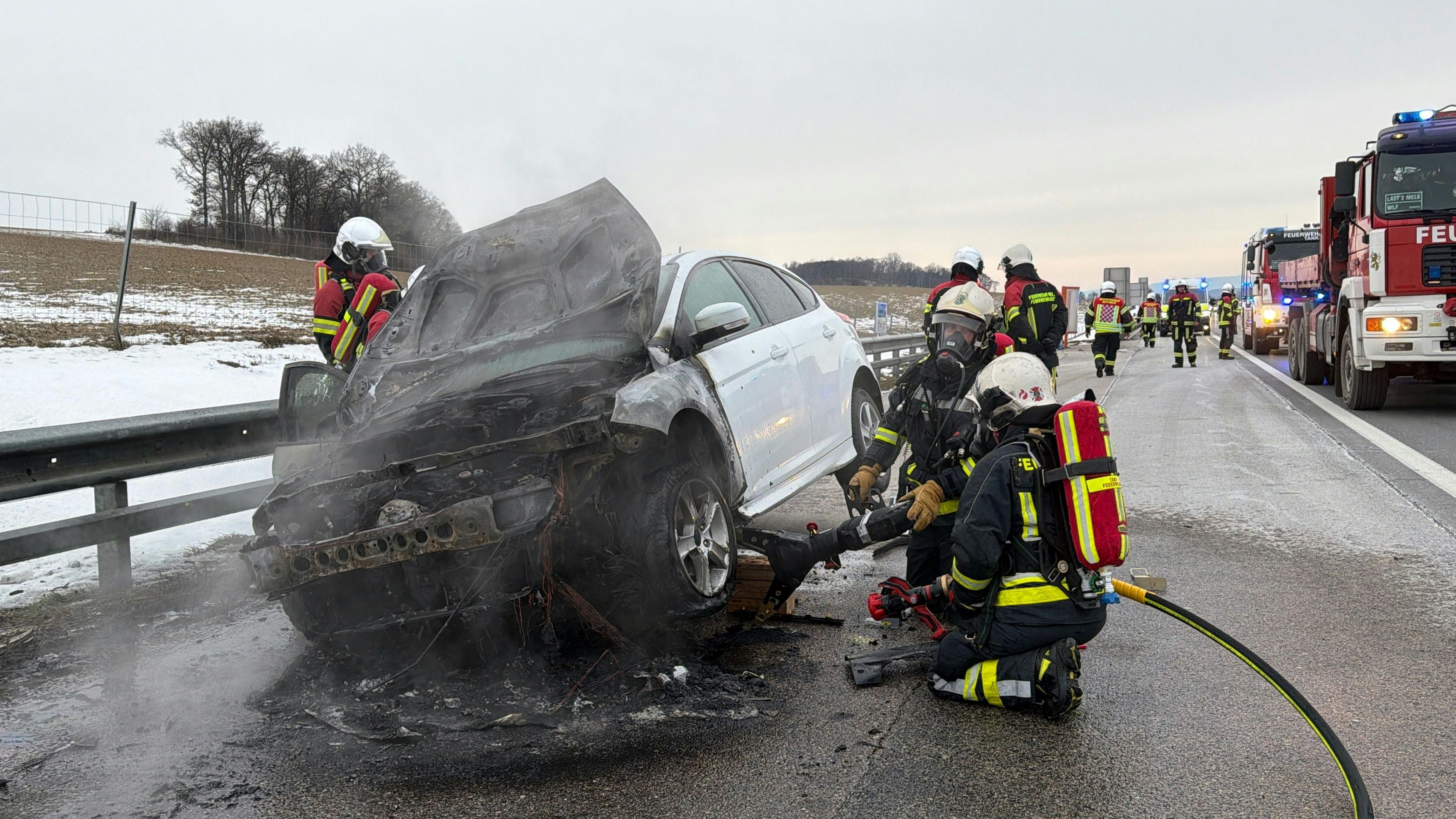 Heute.at - Auto brennt auf A1 – zwei Insassen können sich retten