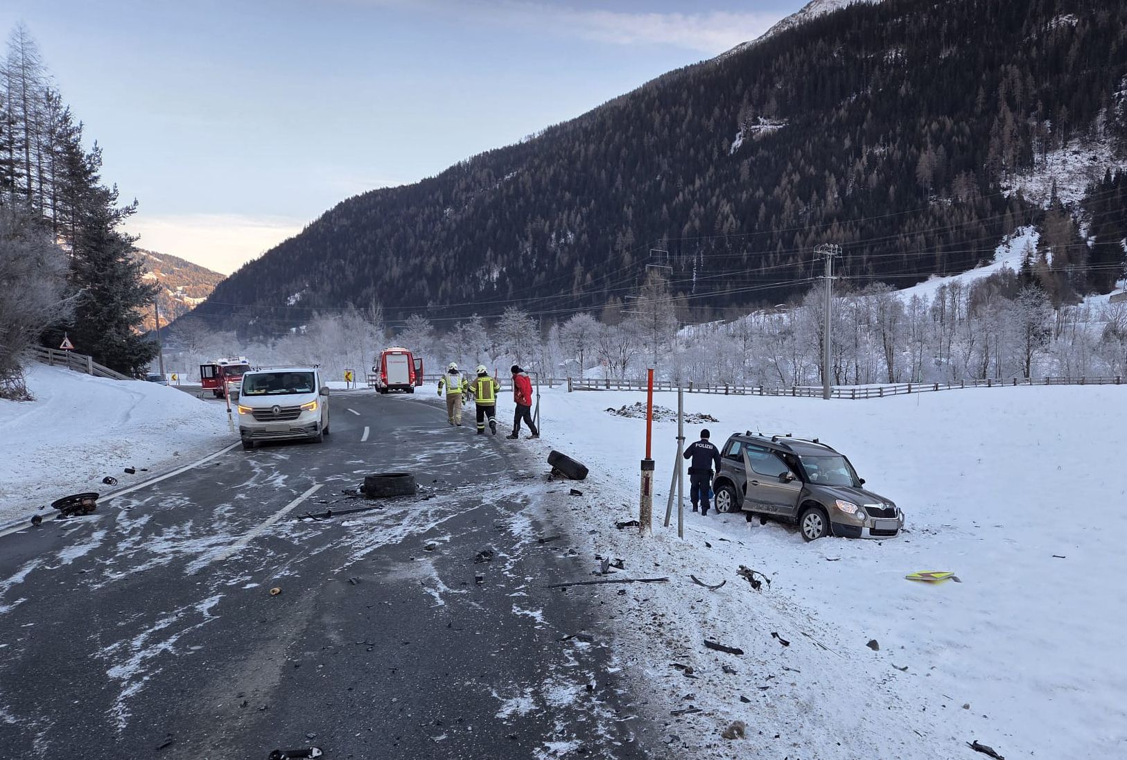 Heute.at - Stundenlange Sperre – Drei Verletzte bei Frontalcrash