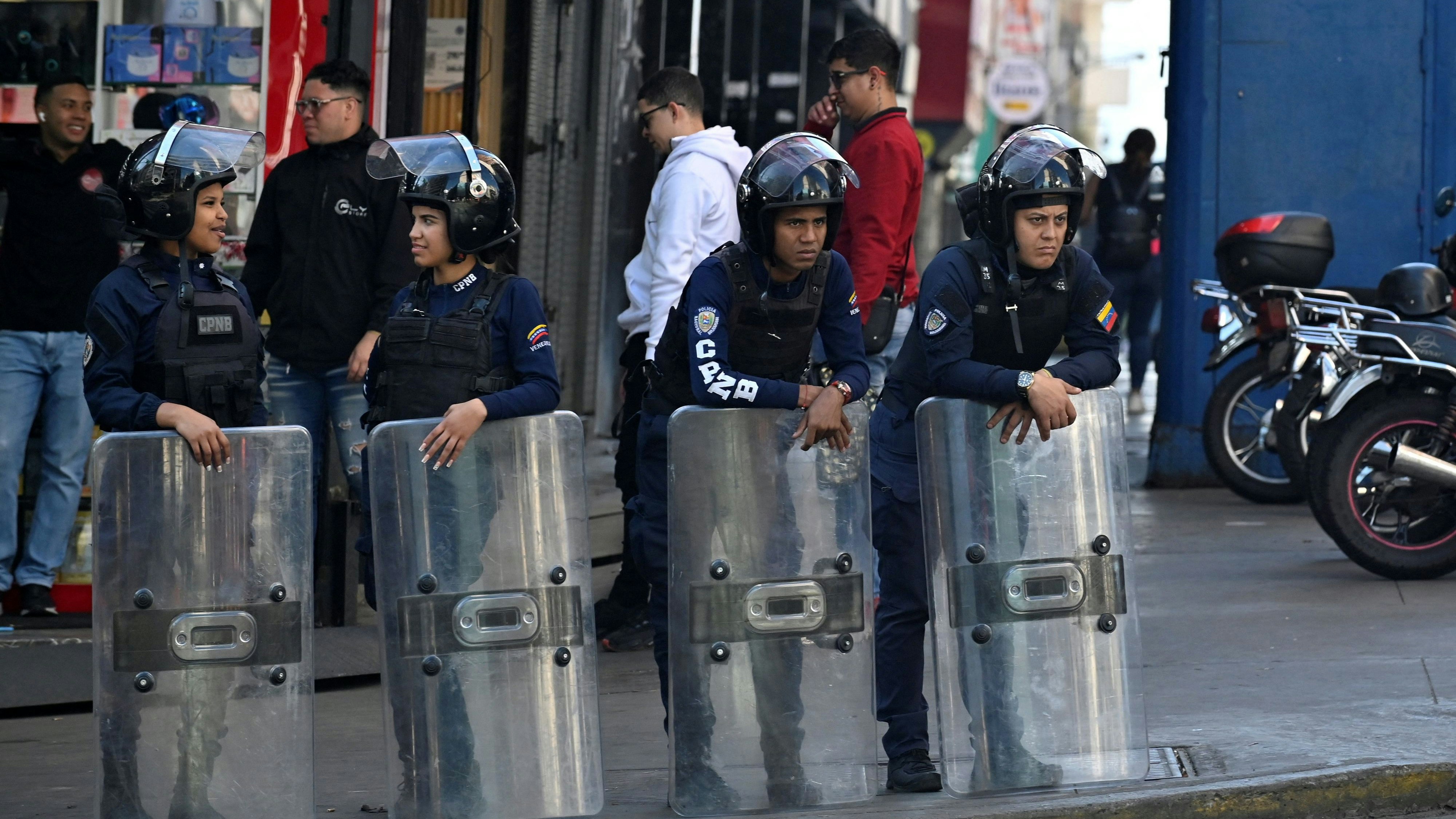 Heute.at - Polizei gibt Schüsse in Nähe von Präsidentenpalast ab