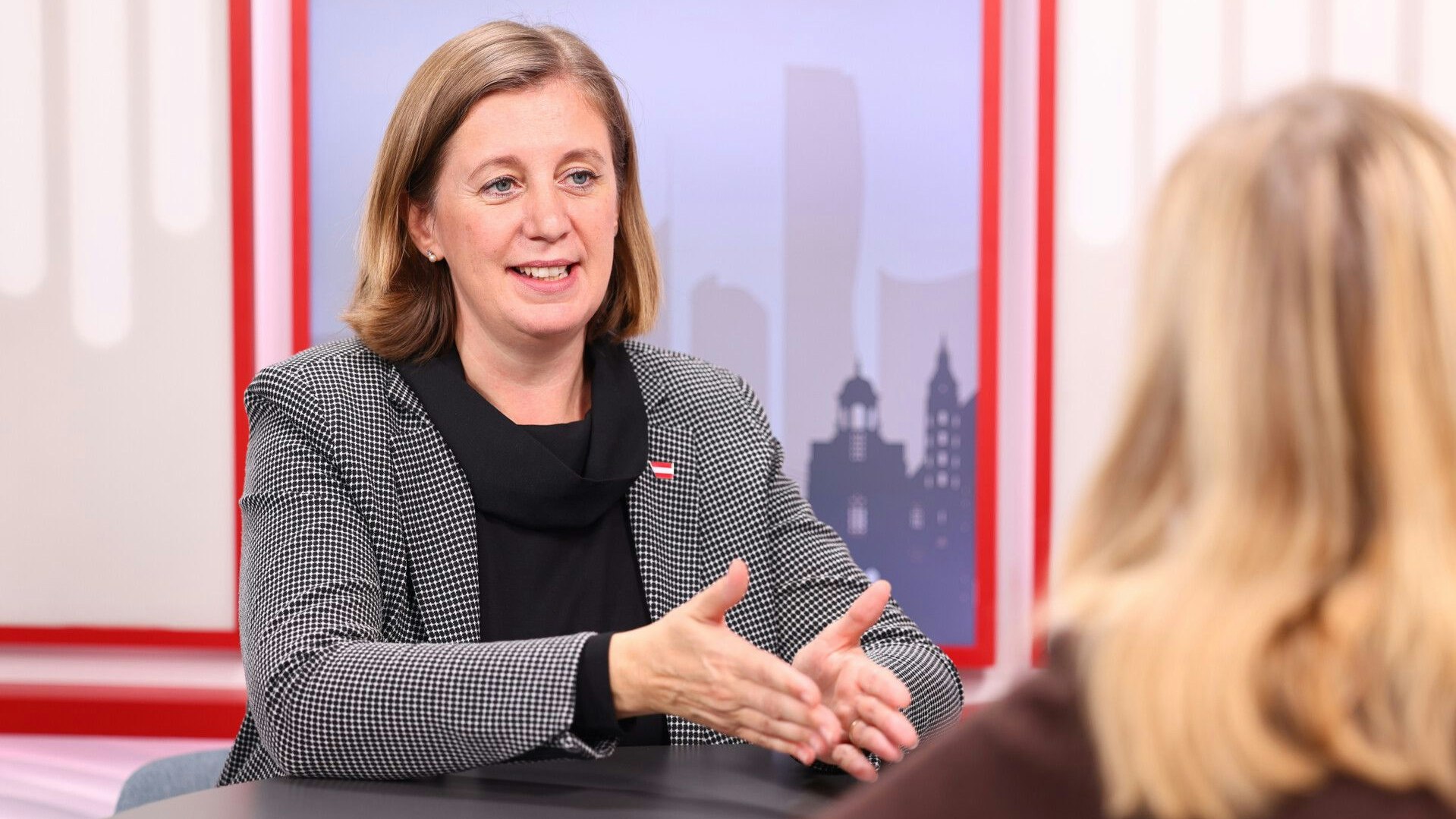 VP-Finanzstaatssekretärin Barbara Eibinger-Miedl erklärt Erleichterungen für Händler und Kunden durch neue Regelungen 2026.