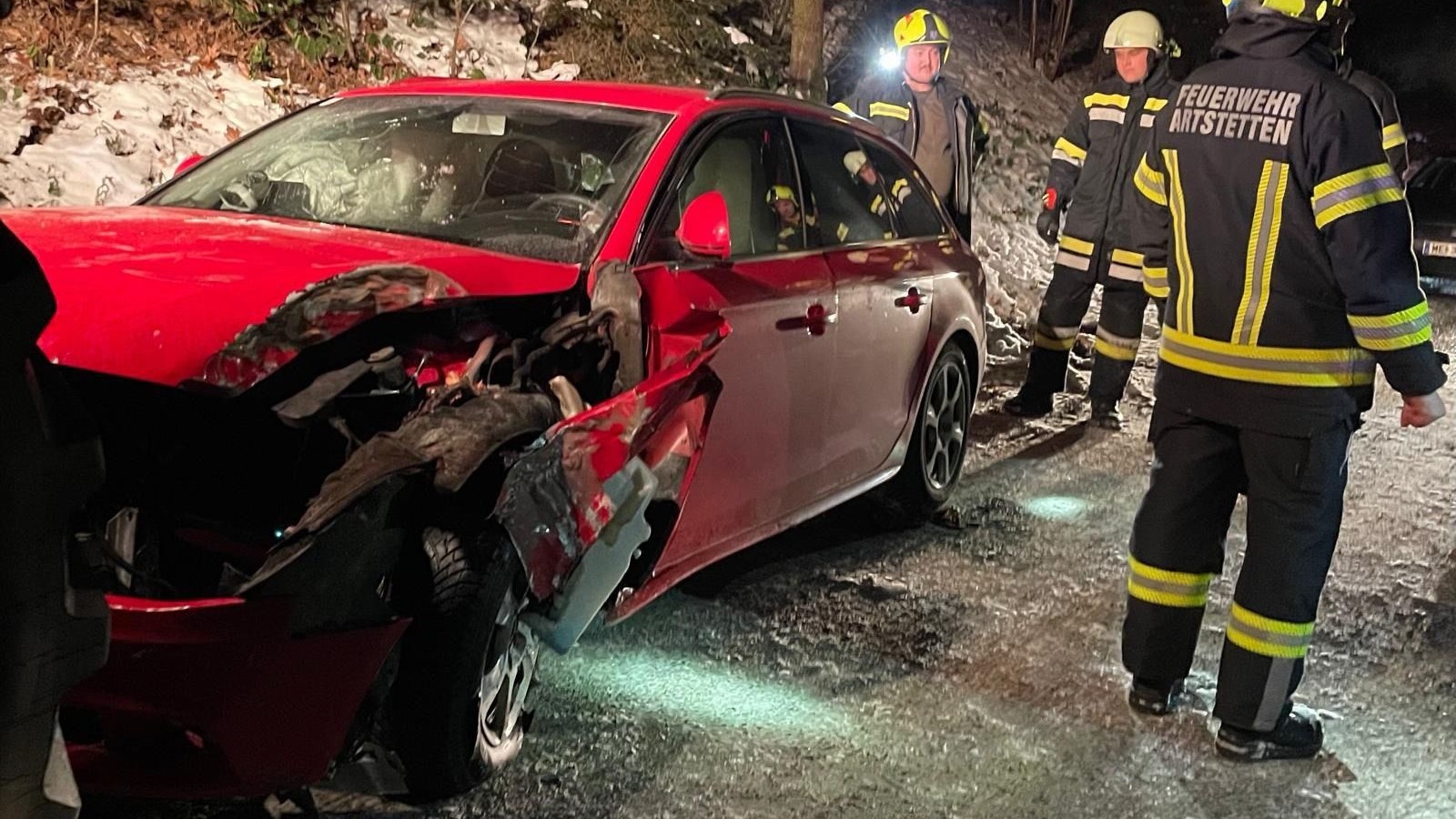 Heute.at - Auto kracht gegen Baum – Feuerwehr kommt zu Hilfe