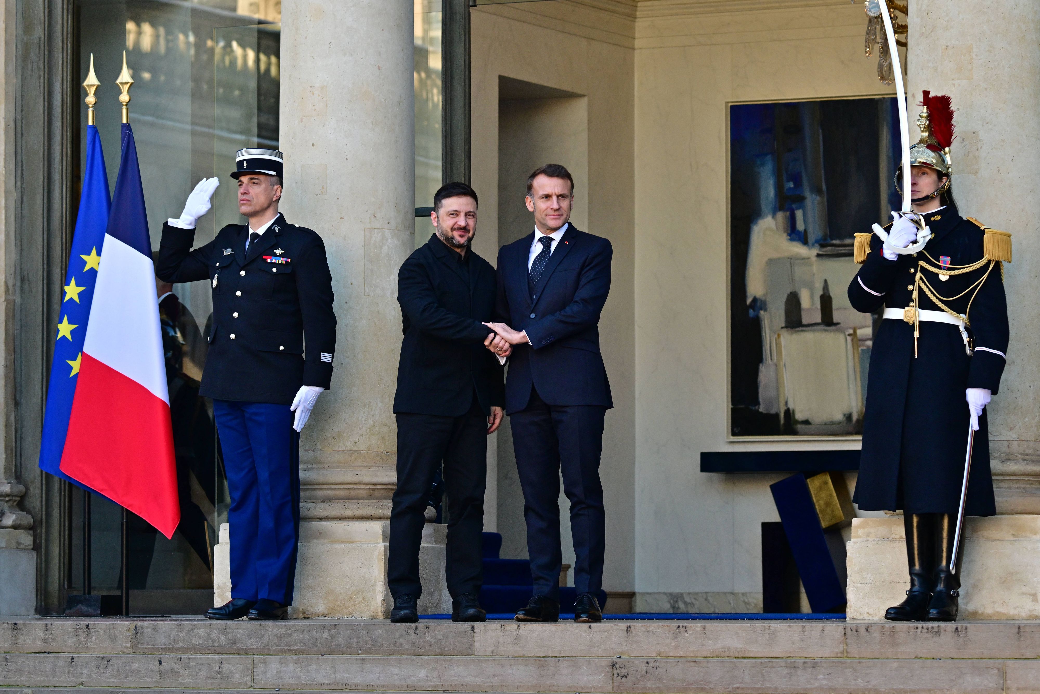 Frankreichs Präsident Emmanuel Macron begrüßte den ukrainischen Präsidenten Wolodymyr Selenskyj vor dem Treffen.