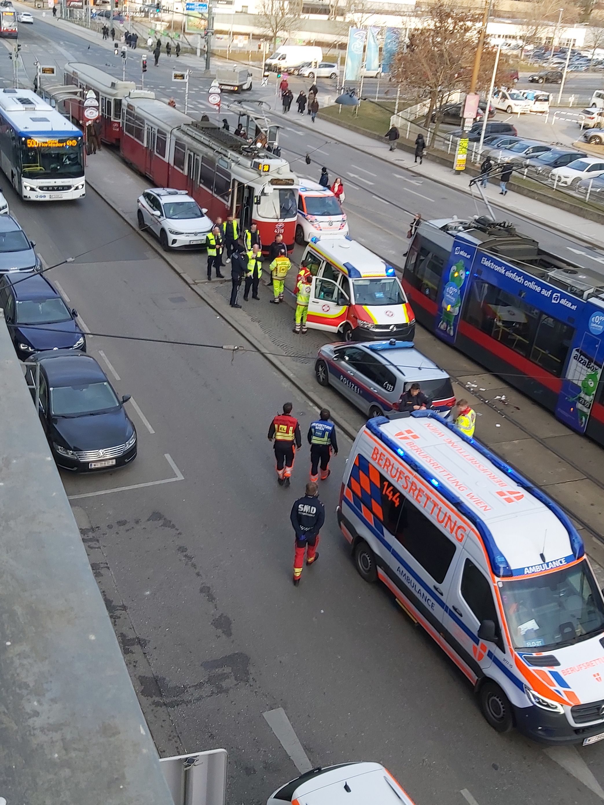 Heute.at - Schwerer Unfall in Wien – Auto erfasst Fußgänger
