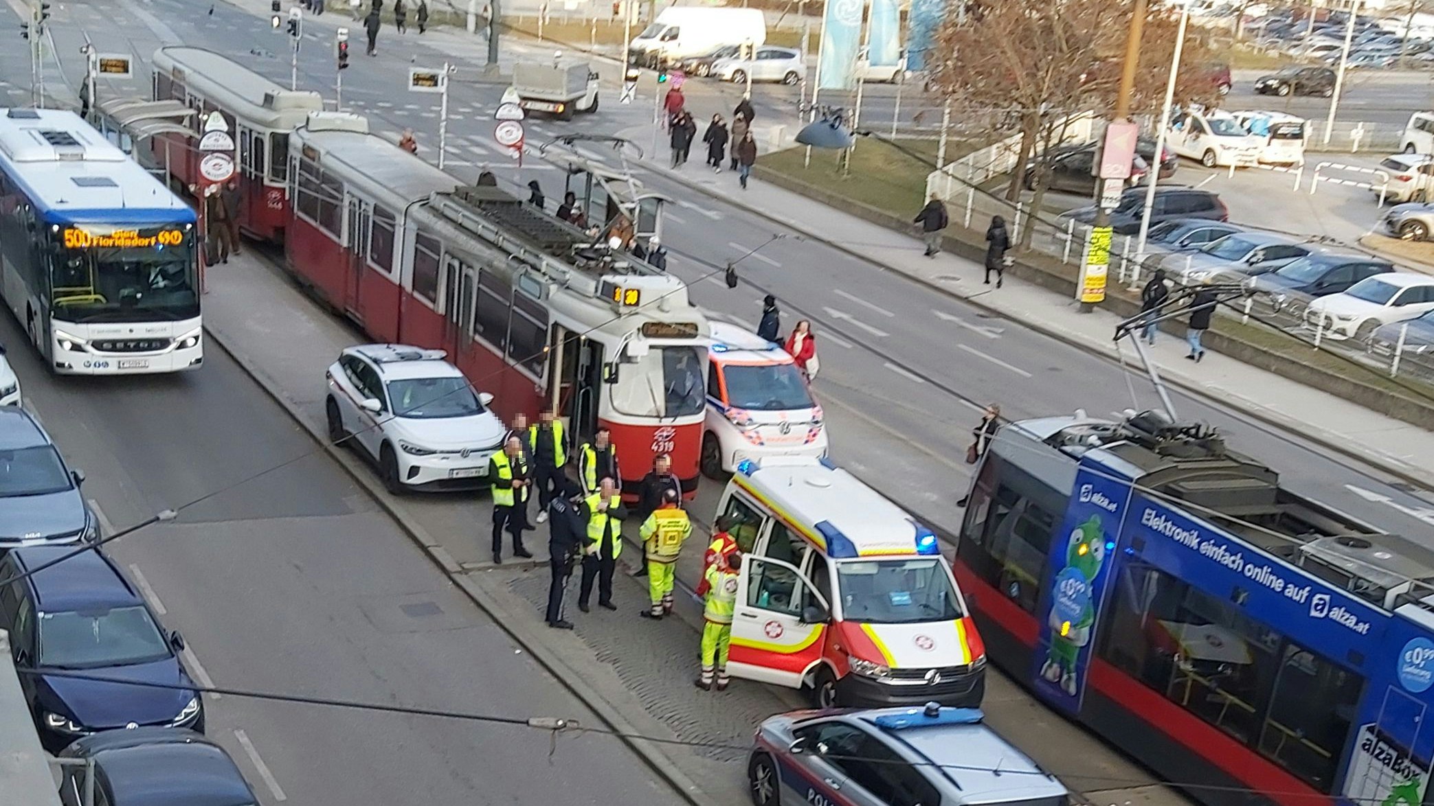 Heute.at - Schwerer Unfall in Wien – Auto erfasst Fußgänger