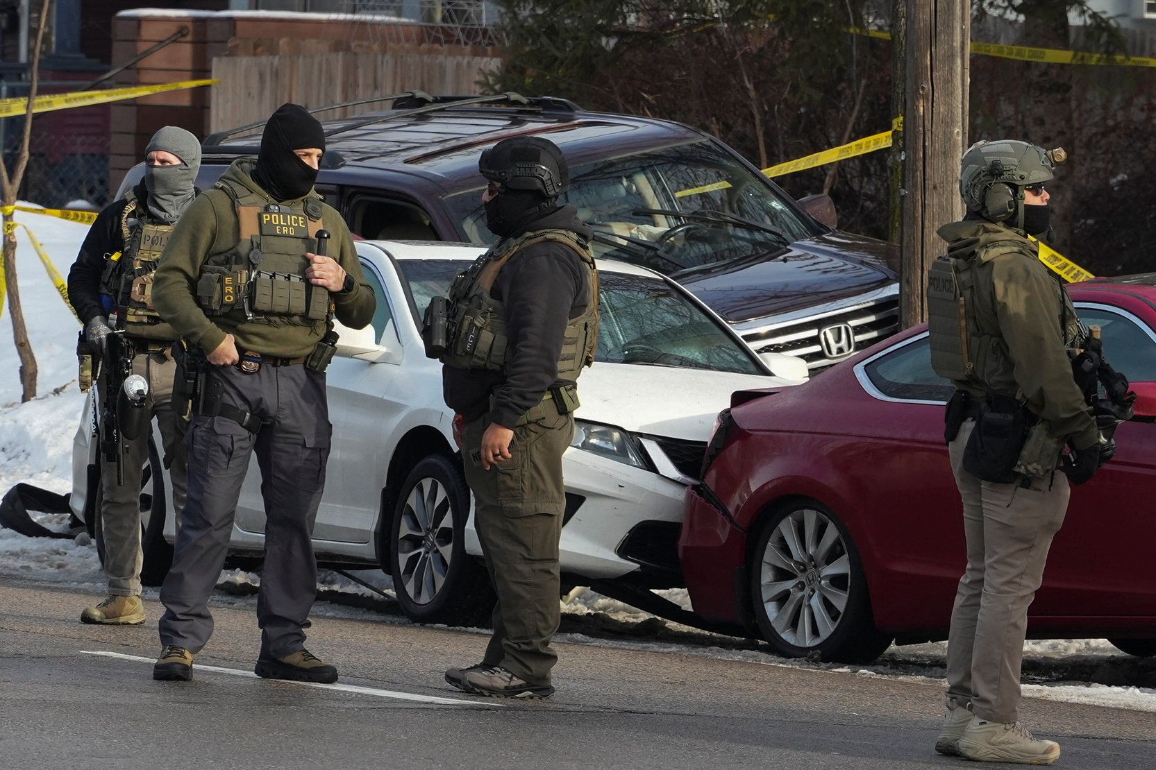 Als die Polizisten zum Auto gingen und versuchten, die Tür zu öffnen, wollte die Frau wegfahren. Daraufhin feuerte ein Beamter drei Schüsse ab.