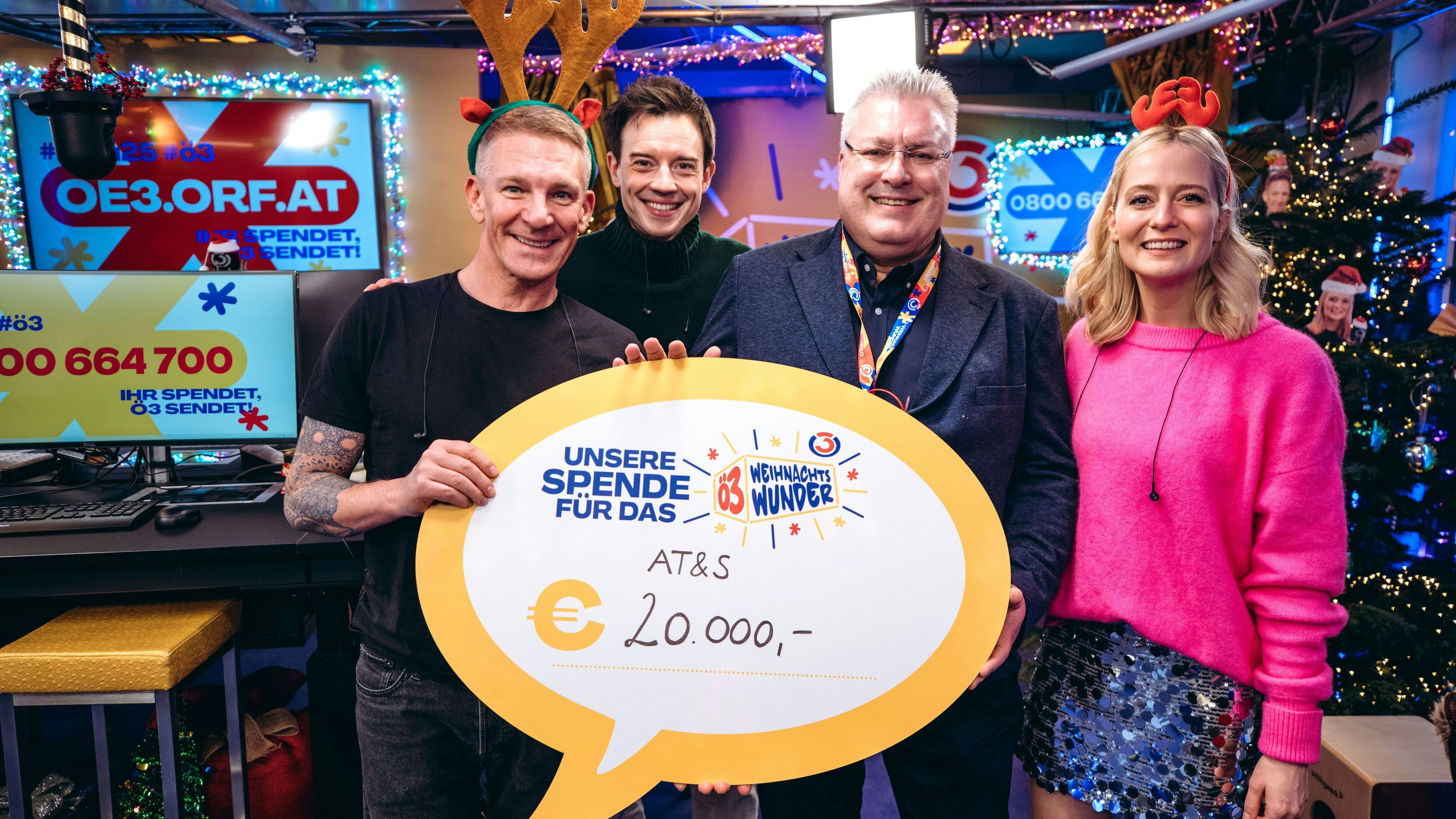 Live im Ö3-Weihnachtsstudio in Salzburg: AT&S-CEO Michael Mertin (Mitte) mit dem Moderatoren-Trio Andi Knoll, Philipp Hansa und Tina Ritschl. 