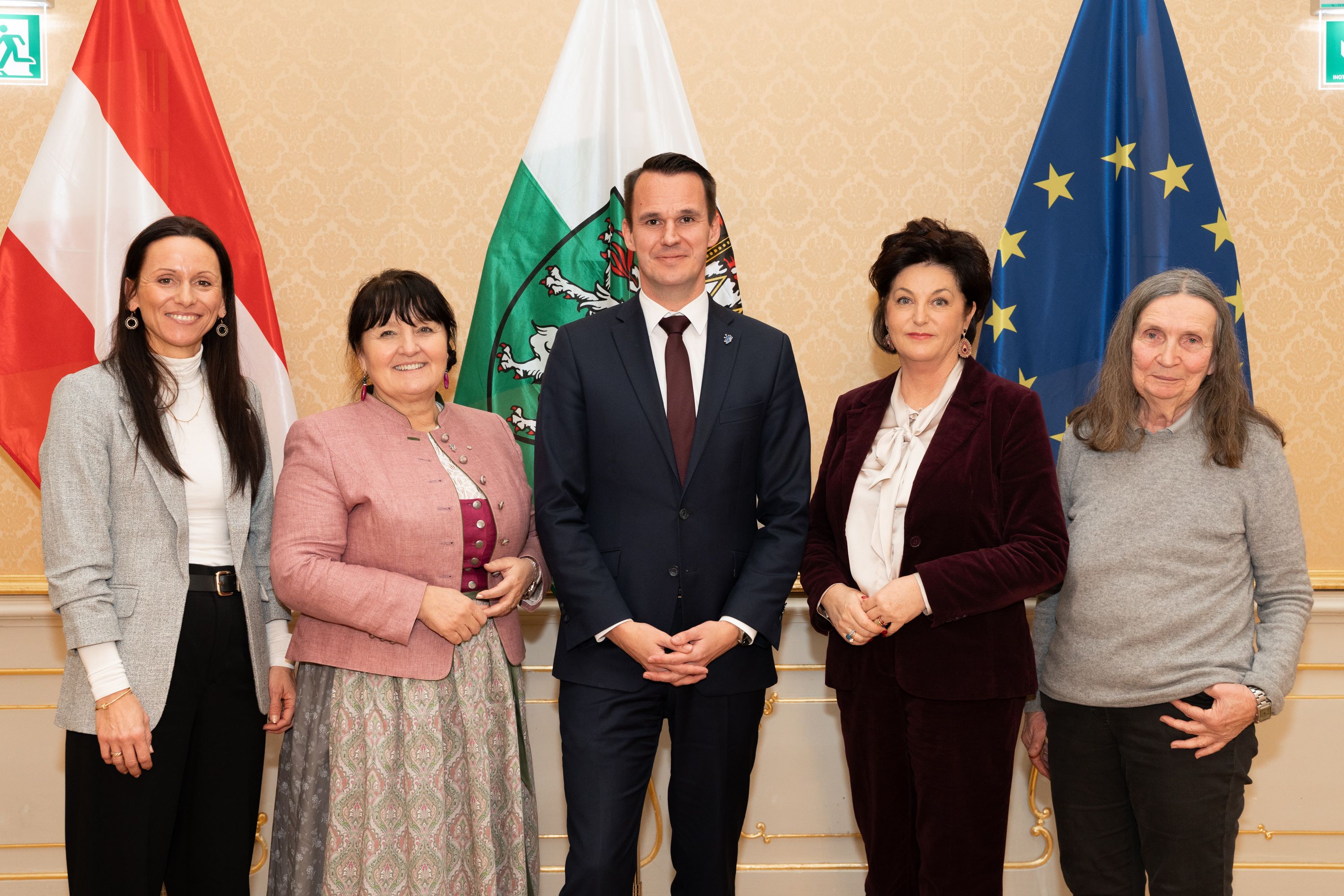Eva Egger-Schinnerl, LH-Stv. Manuela Khom, Landesrat Stefan Hermann, Petra Pieber und Ilse Schmid (v. l.) bei der Pressekonferenz im Landhaus in Graz.