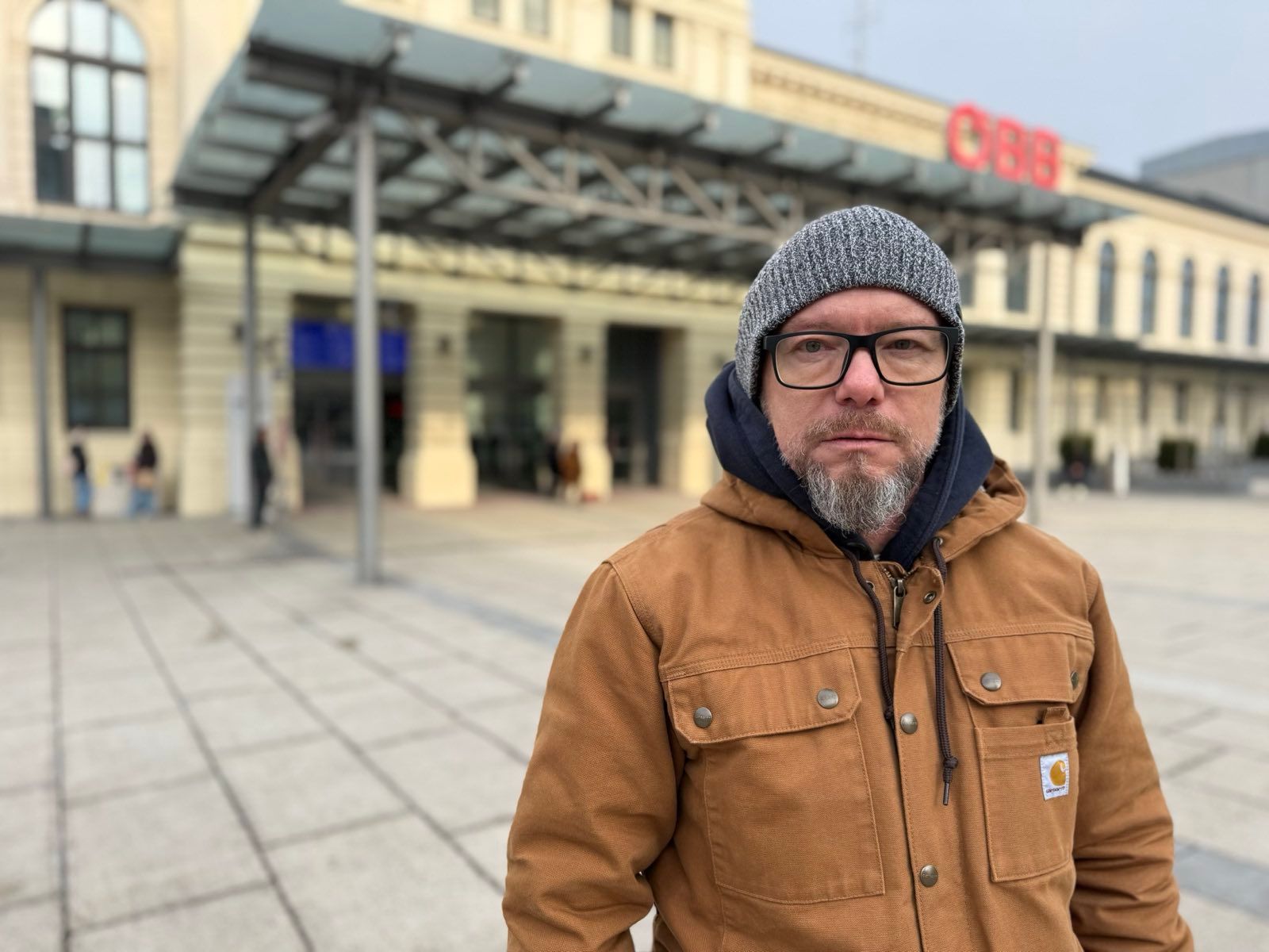 Bernd Pinzer, Spitzenkandidat der NEOS bei der Gemeinderatswahl, am Bahnhofsvorplatz St. Pölten