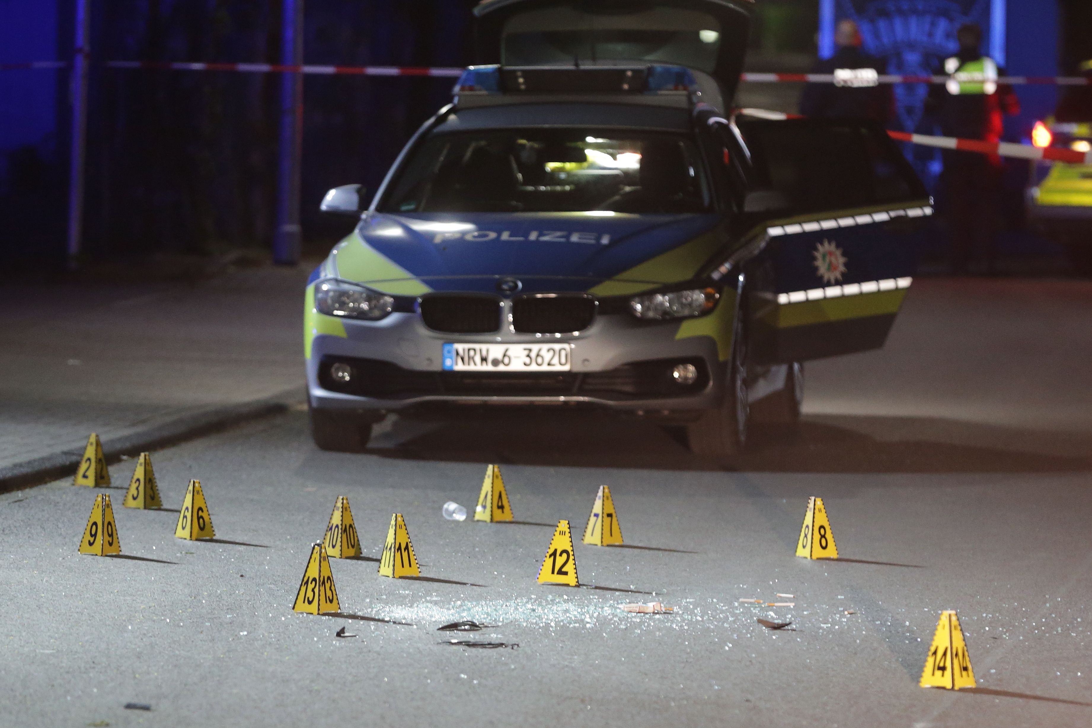 Eine Routinekontrolle am 6. Mai 2020 im deutschen Gevelsberg eskalierte, als der Verdächtige plötzlich 21 Schüsse auf die Polizeibeamten abfeuerte.