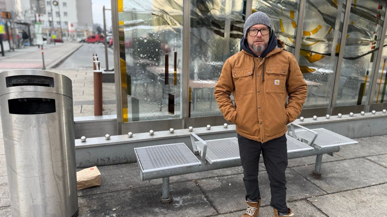 Pinzer beim Lokalaugenschein am Bahnhof. Die Sitzgelegenheiten sind verdreckt, am Boden: Müll und Zigarettenstummel.