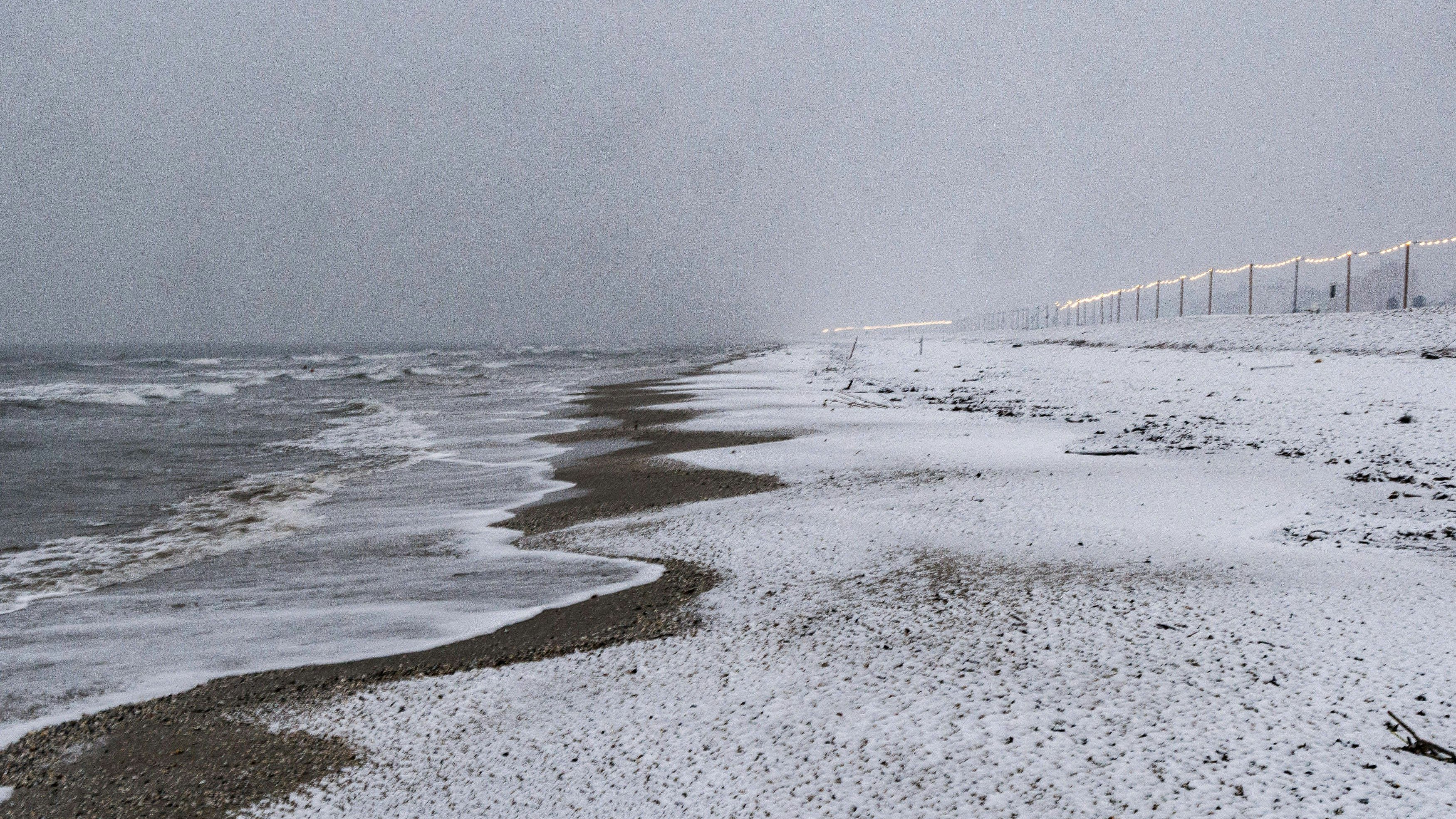 Heute.at - Erstmals seit neun Jahren: Schnee bedeckt Adria-Strände