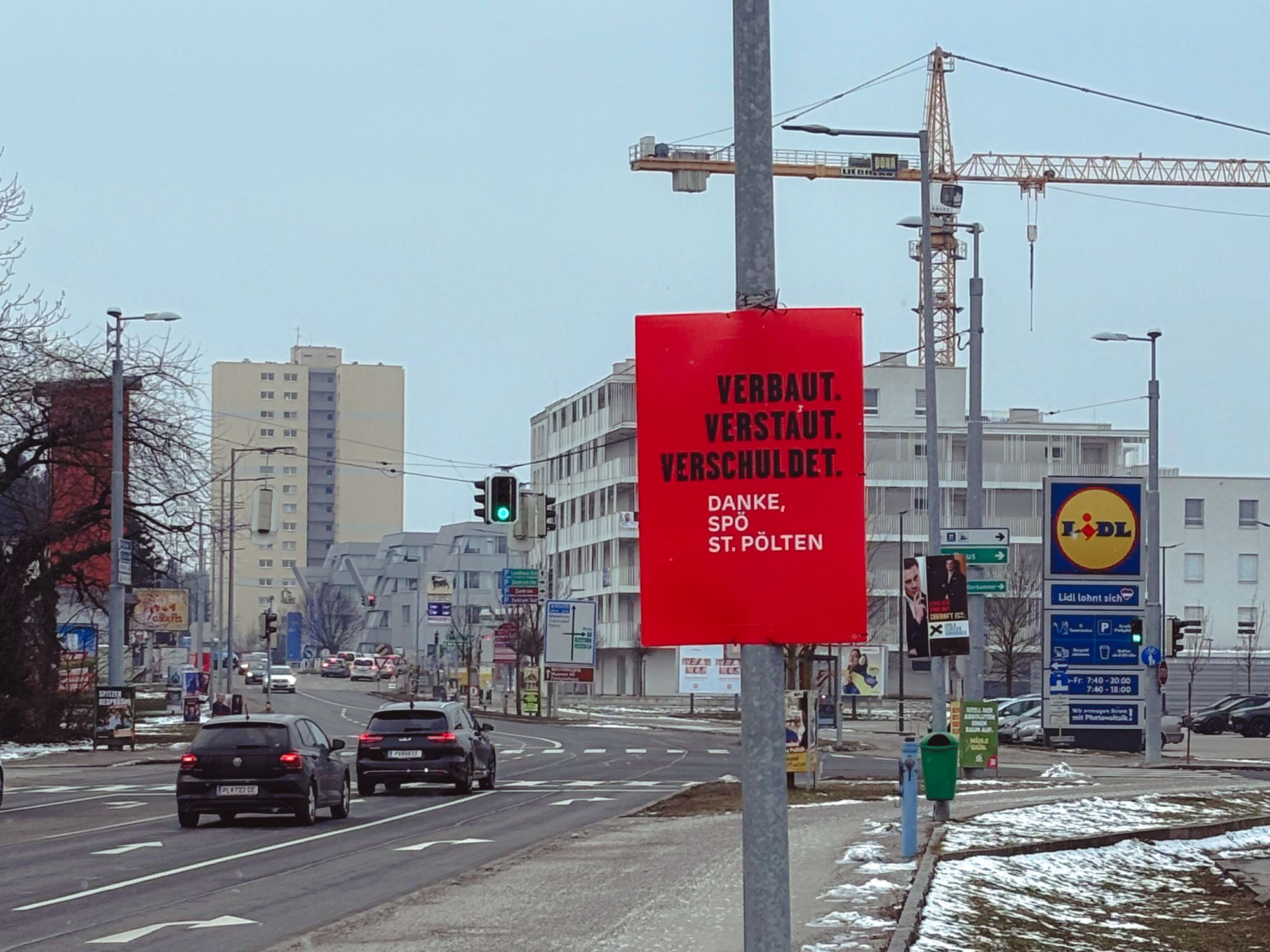 Heute.at - Rätsel um rote Wahlplakate – das steckt dahinter