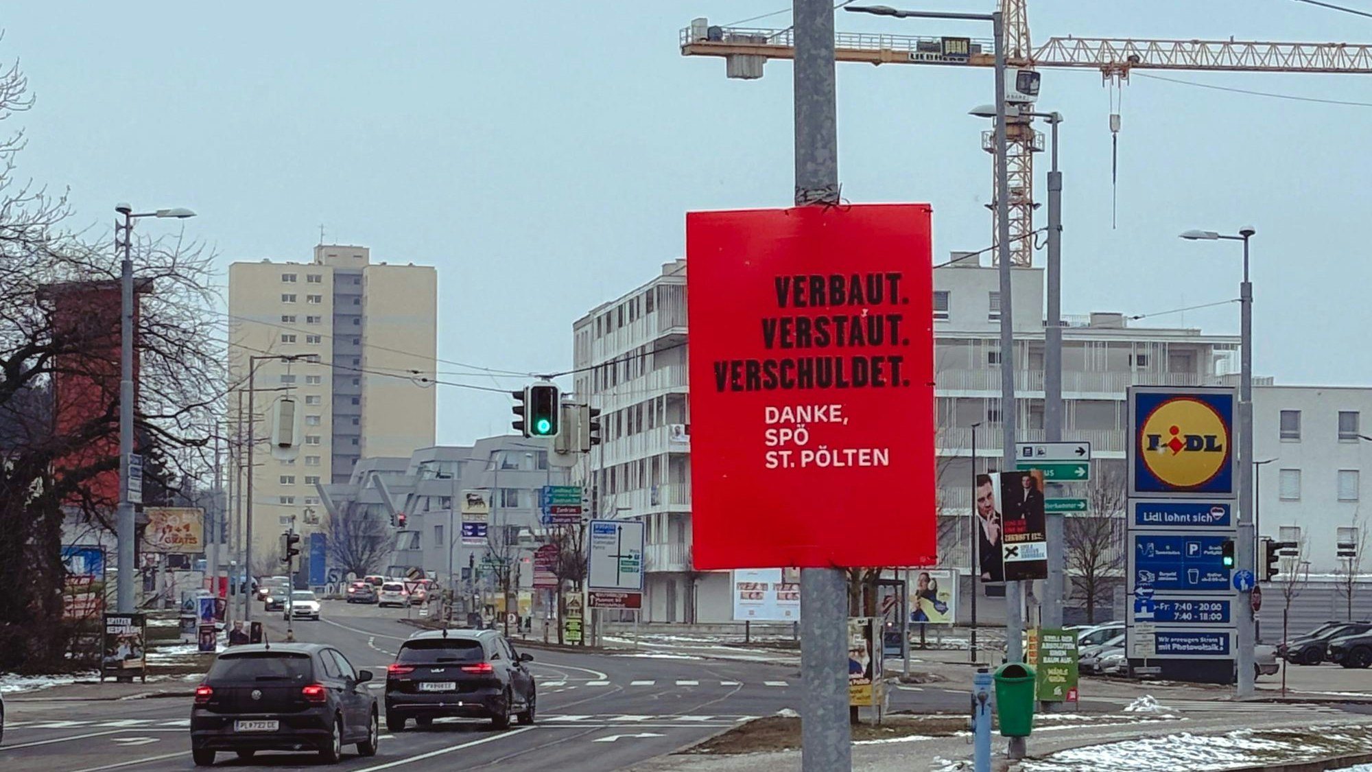Heute.at - Rätsel um rote Wahlplakate – das steckt dahinter