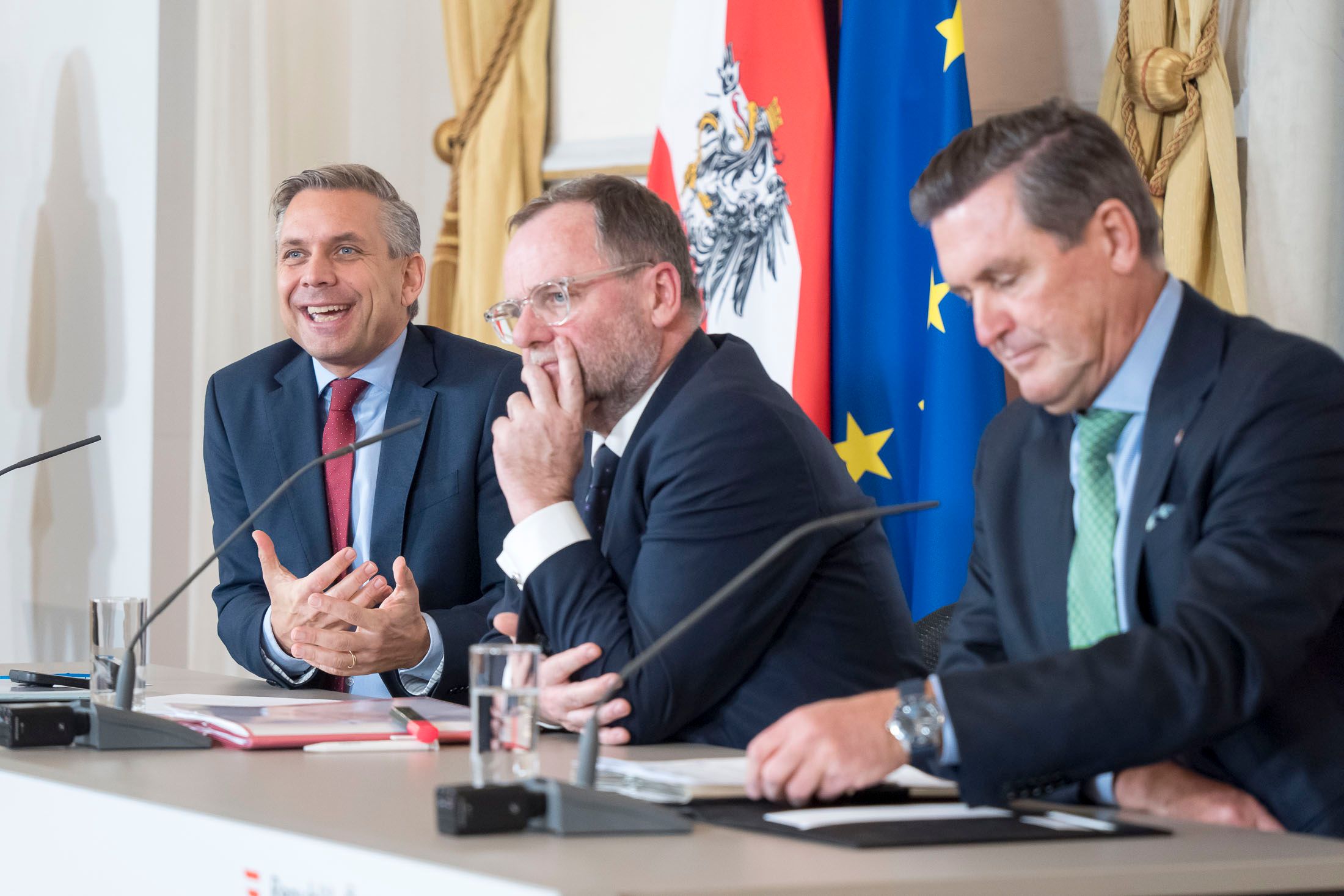 Die Bundesregierung will bei öffentlichen Aufträgen künftig stärker darauf achten, dass Wertschöpfung und Arbeitsplätze in Österreich und Europa bleiben.