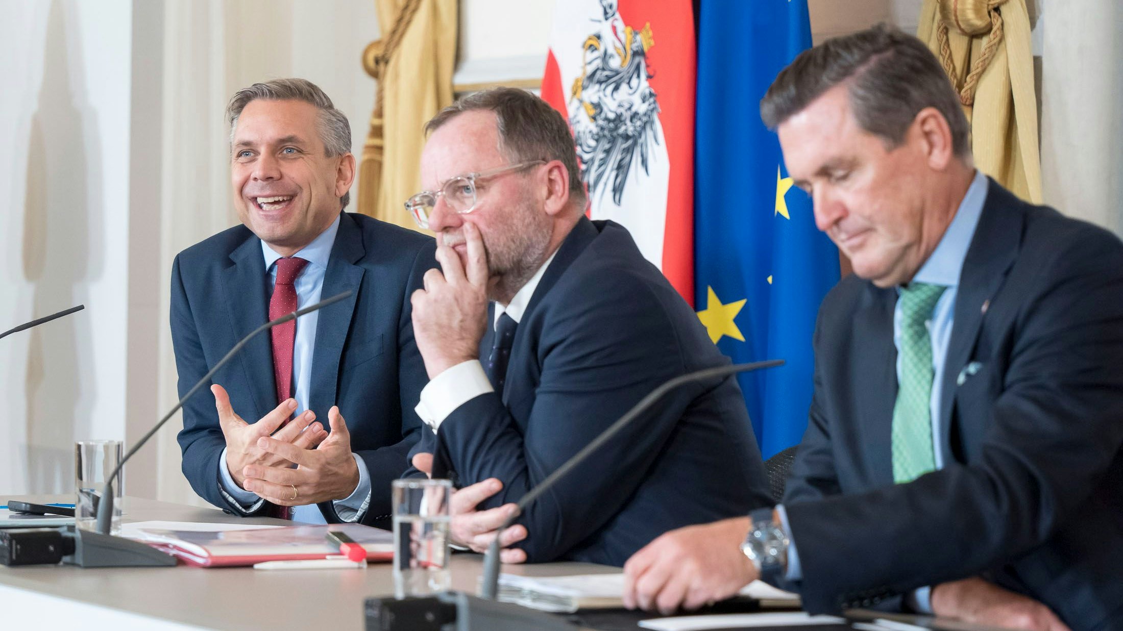 Die Chefverhandler der Industriestrategie: Wirtschaftsminister Hattmannsdorfer (ÖVP), Staatsseketär Schellhorn (Neos), Infrastrukturminister Hanke SPÖ).