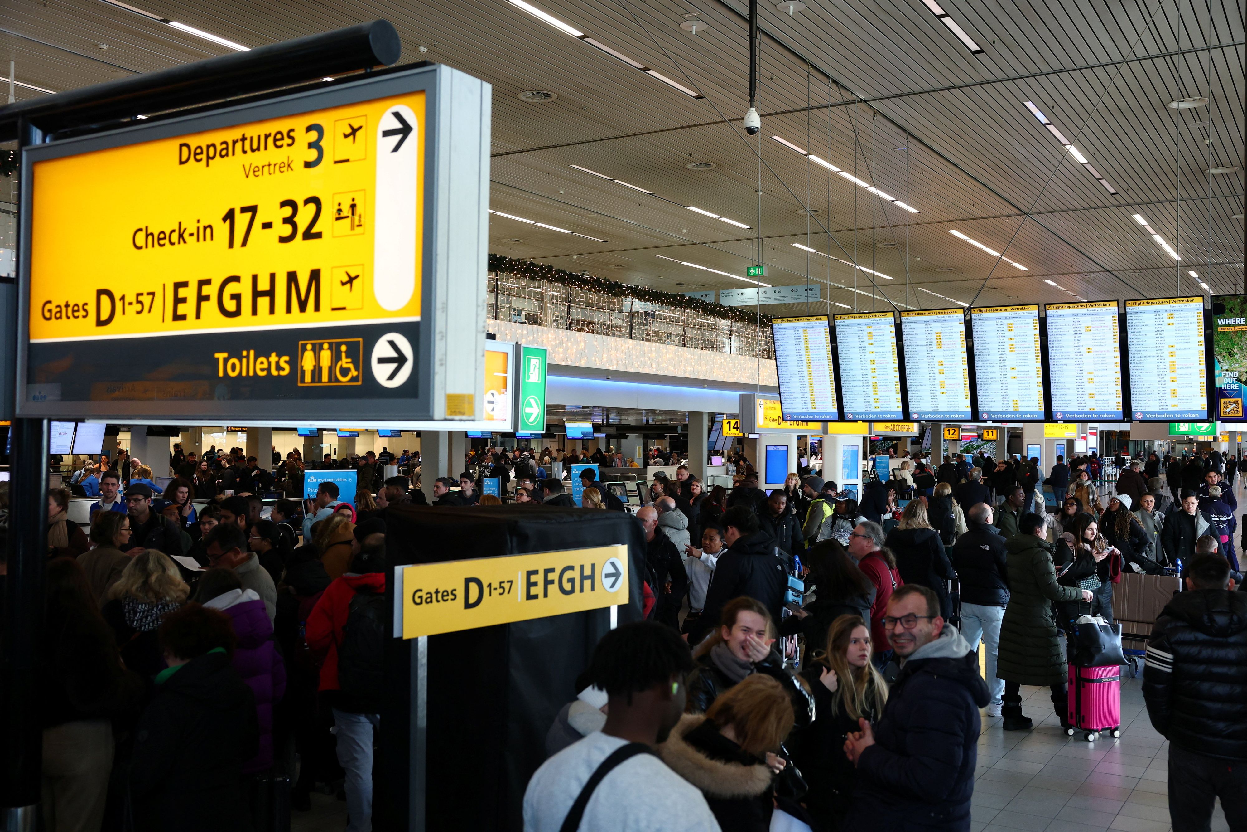 Über 700 Flüge wurden am Flughafen Amsterdam-Schiphol gestrichen. Mehr als 1.000 Passagiere sind am Airport gestrandet.