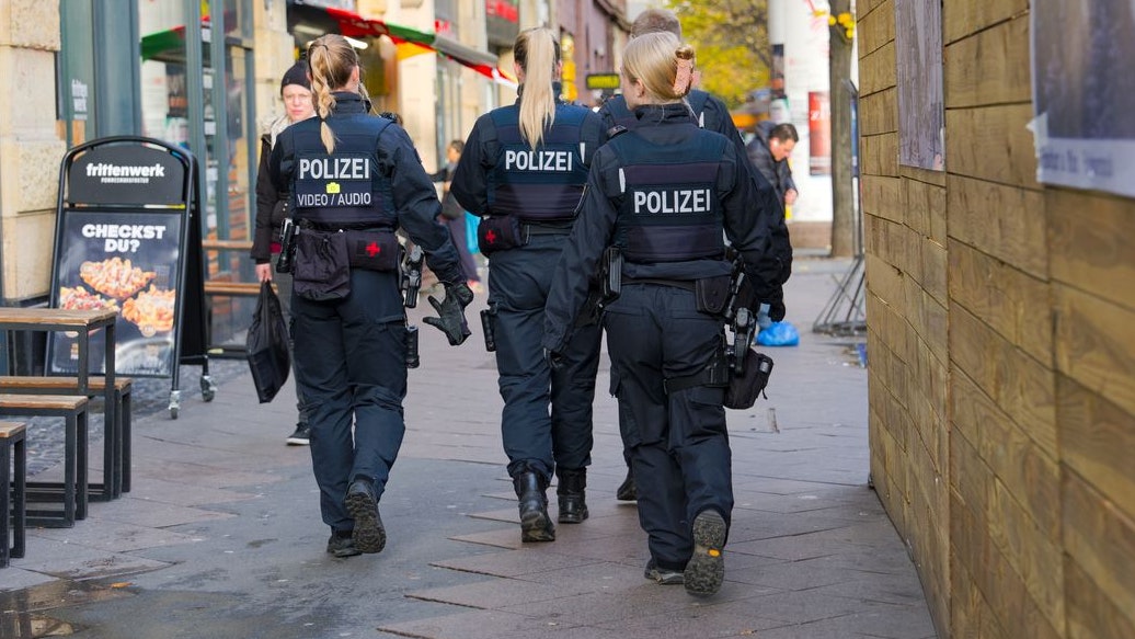 Heute.at - Polizist sah sich 8 Minuten Nacktfotos von Kollegin an